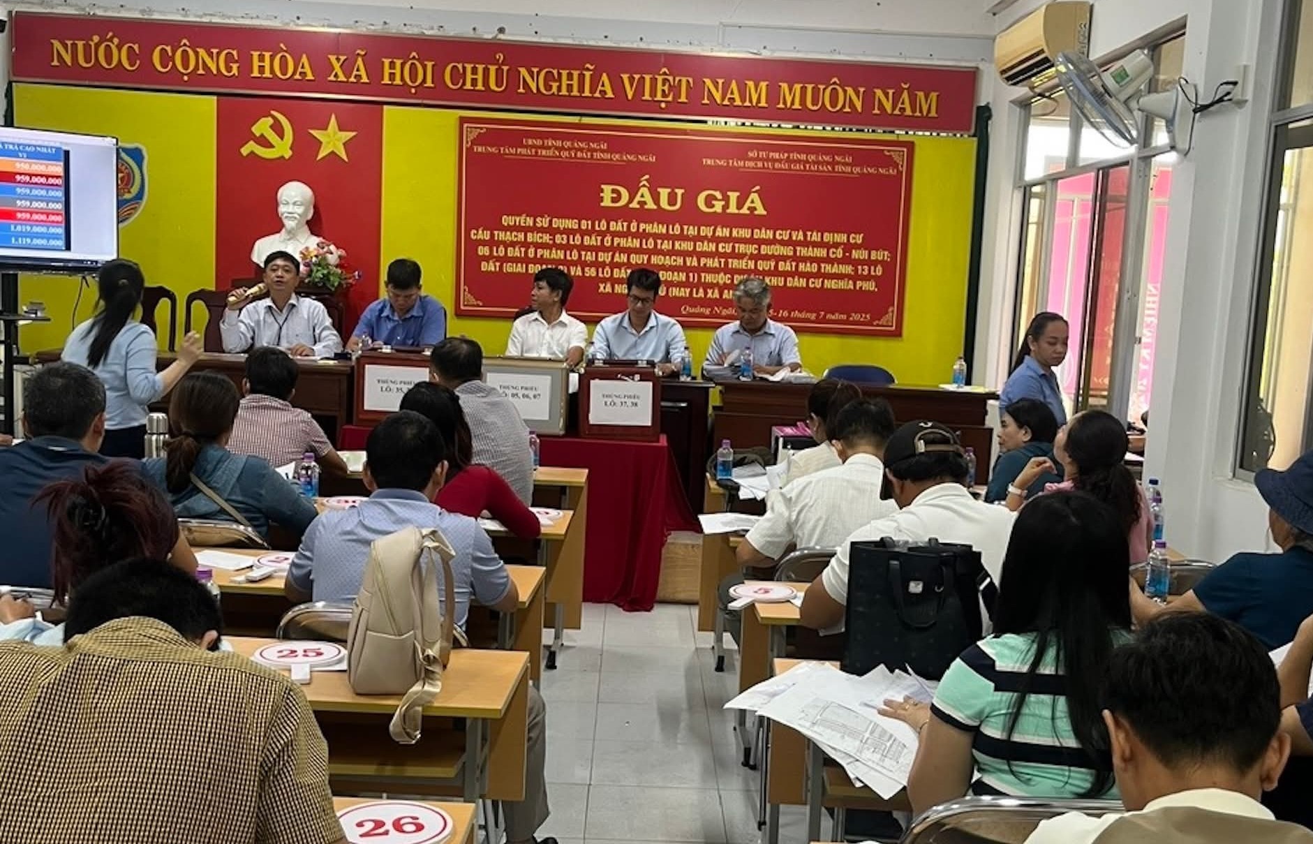 Biến động tr&aacute;i ngược thị trường bất động sản Quảng Ng&atilde;i - Ảnh 1.