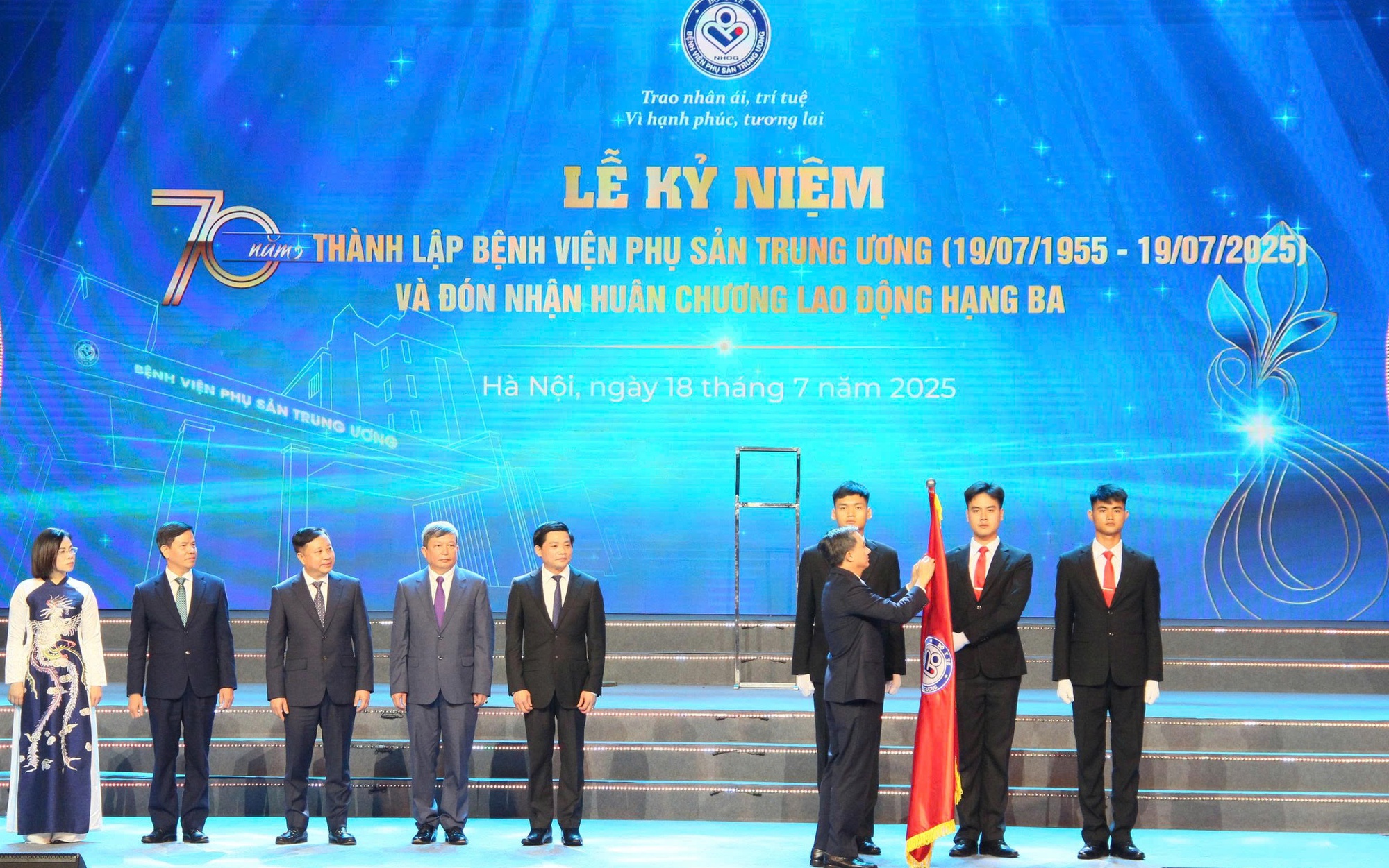 Bệnh viện Phụ sản Trung ương nhận Huân chương Lao động