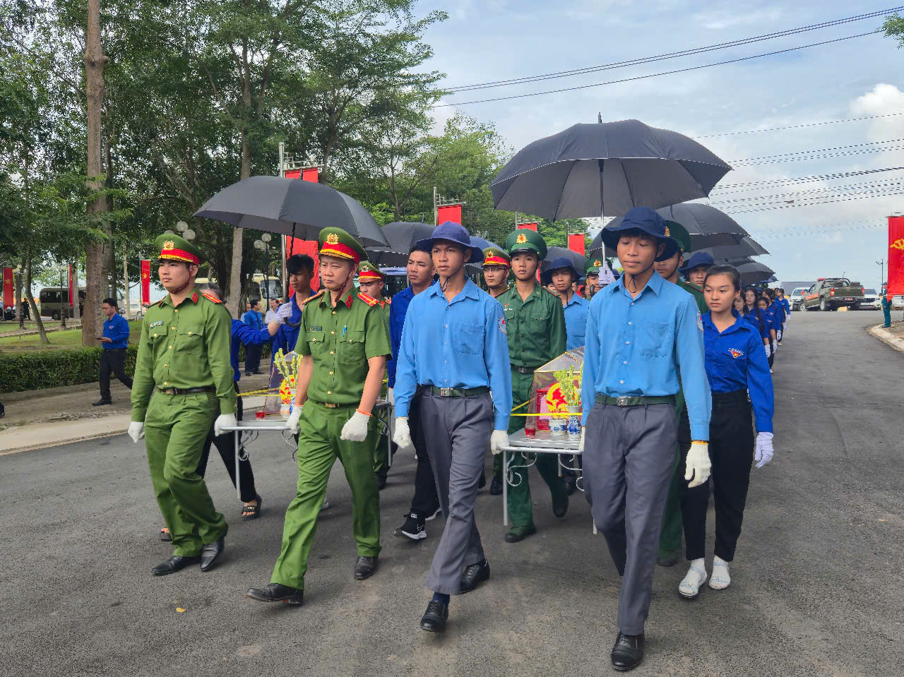 L&atilde;nh đạo tỉnh T&acirc;y Ninh ph&aacute;t biểu x&uacute;c động tại lễ an t&aacute;ng 156 h&agrave;i cốt liệt sĩ- Ảnh 1.