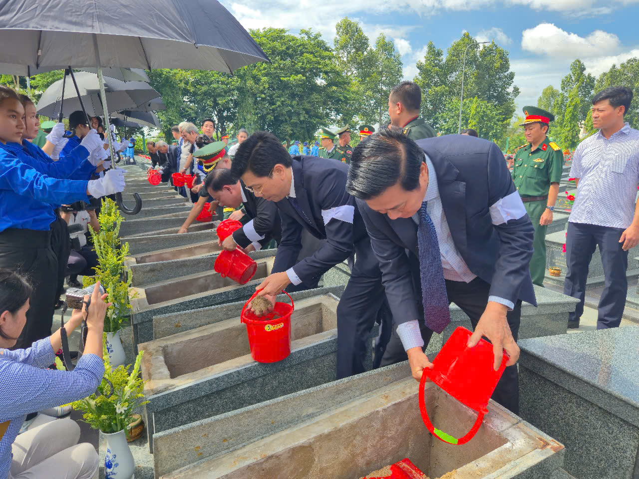 L&atilde;nh đạo tỉnh T&acirc;y Ninh ph&aacute;t biểu x&uacute;c động tại lễ an t&aacute;ng 156 h&agrave;i cốt liệt sĩ- Ảnh 2.