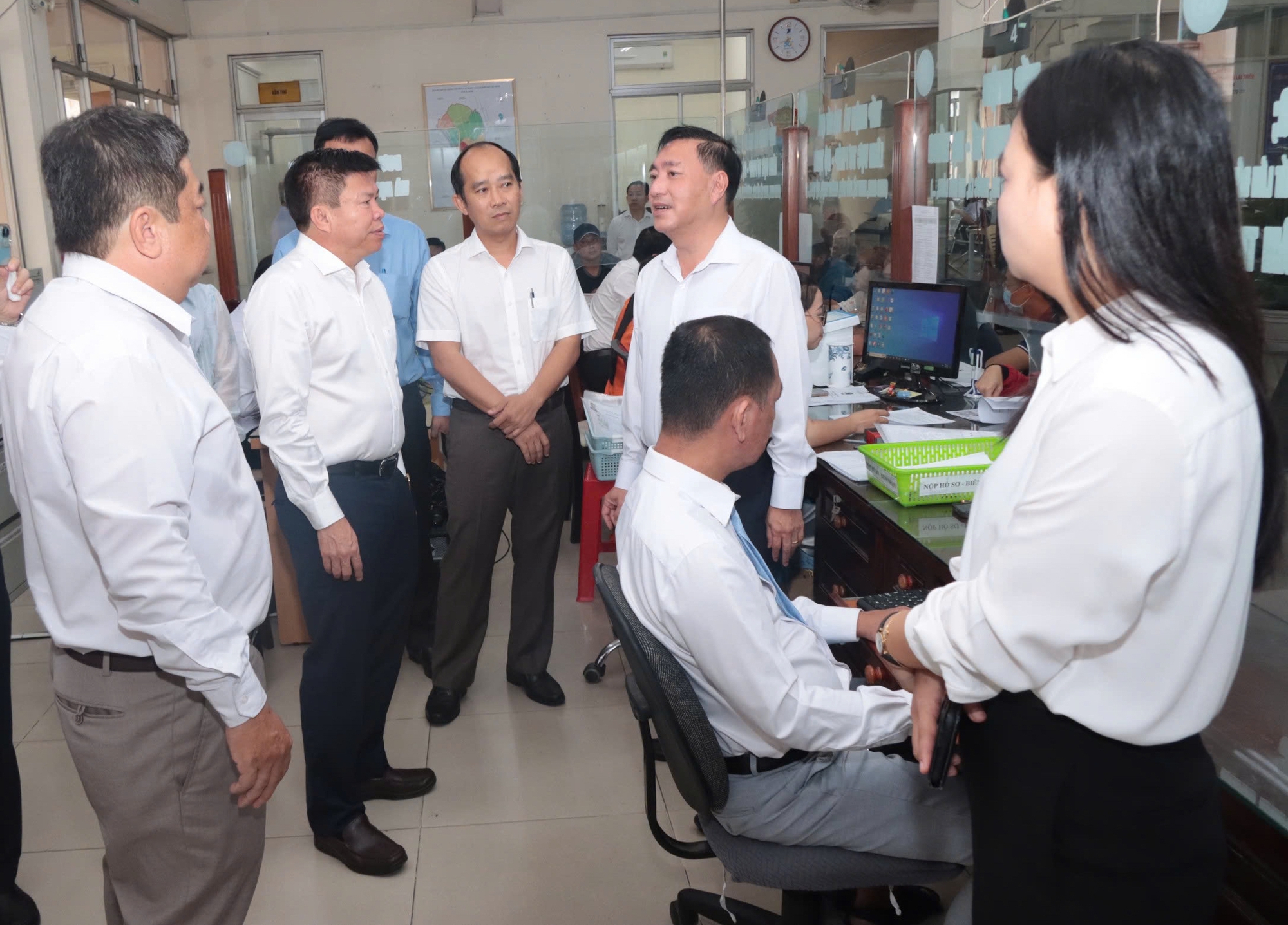 Phường L&aacute;i Thi&ecirc;u đề xuất Ph&oacute; Gi&aacute;m đốc Trung t&acirc;m Phục vụ h&agrave;nh ch&iacute;nh c&ocirc;ng được k&yacute; c&aacute;c bản sao- Ảnh 1.
