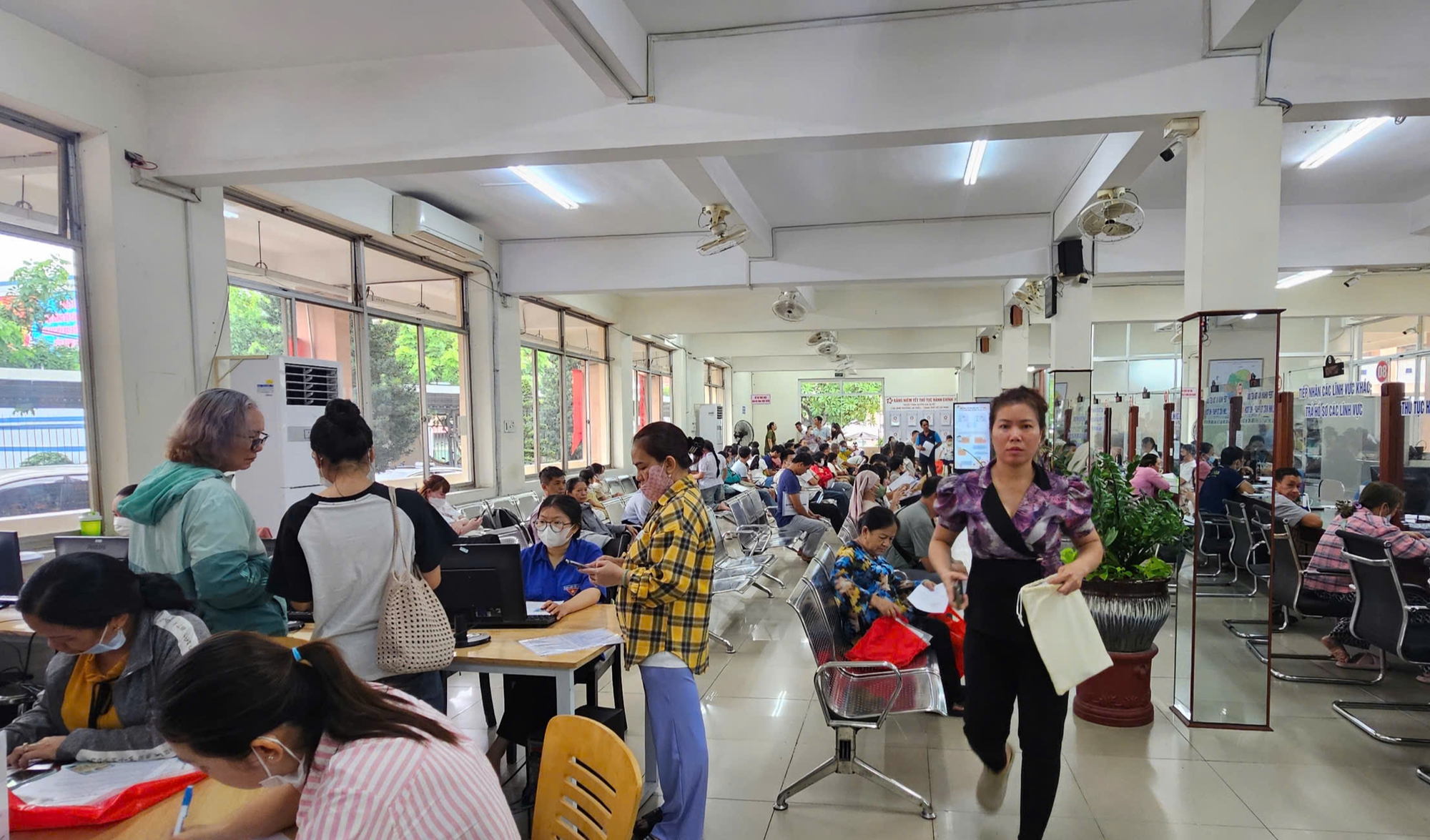 Phường L&aacute;i Thi&ecirc;u đề xuất Ph&oacute; Gi&aacute;m đốc Trung t&acirc;m Phục vụ h&agrave;nh ch&iacute;nh c&ocirc;ng được k&yacute; c&aacute;c bản sao- Ảnh 2.