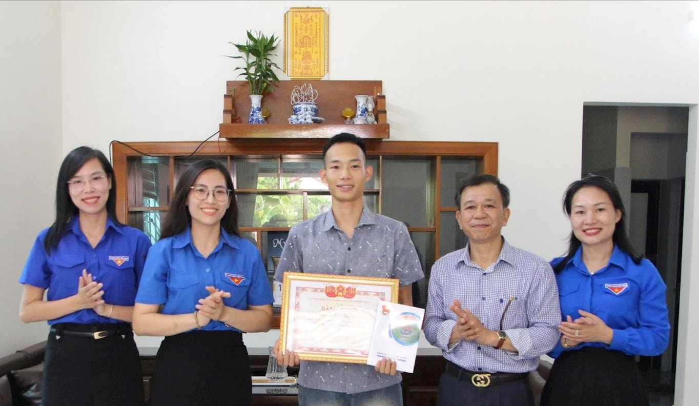 Tặng bằng khen cho "người hùng" cứu cháu bé trước mũi tàu hoả- Ảnh 1.