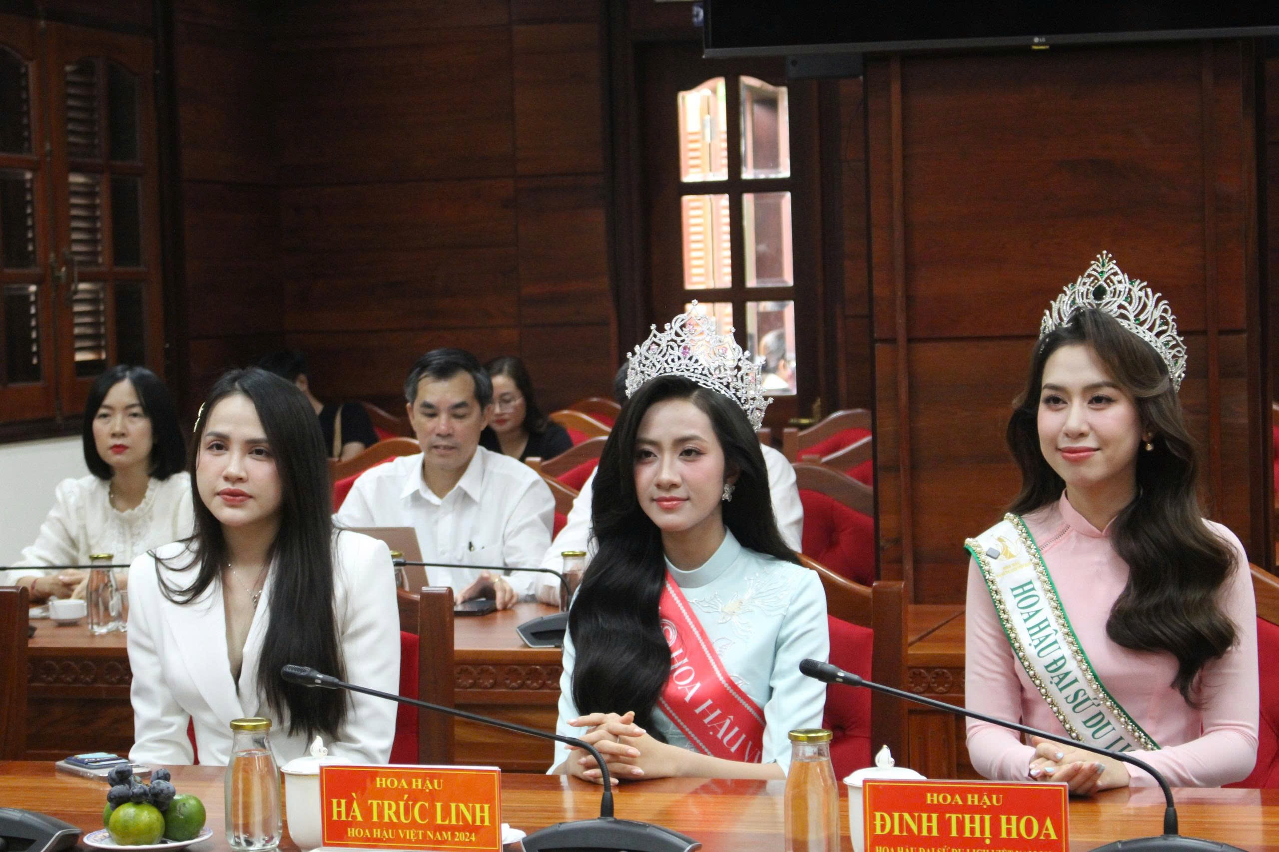 UBND tỉnh Đắk Lắk gặp mặt 2 hoa hậu Hà Trúc Linh và Đinh Thị Hoa- Ảnh 1.