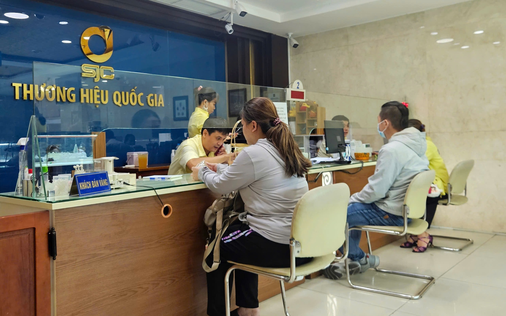 Giá vàng thế giới biến động mạnh, giá vàng miếng SJC, vàng nhẫn vẫn "bất động"