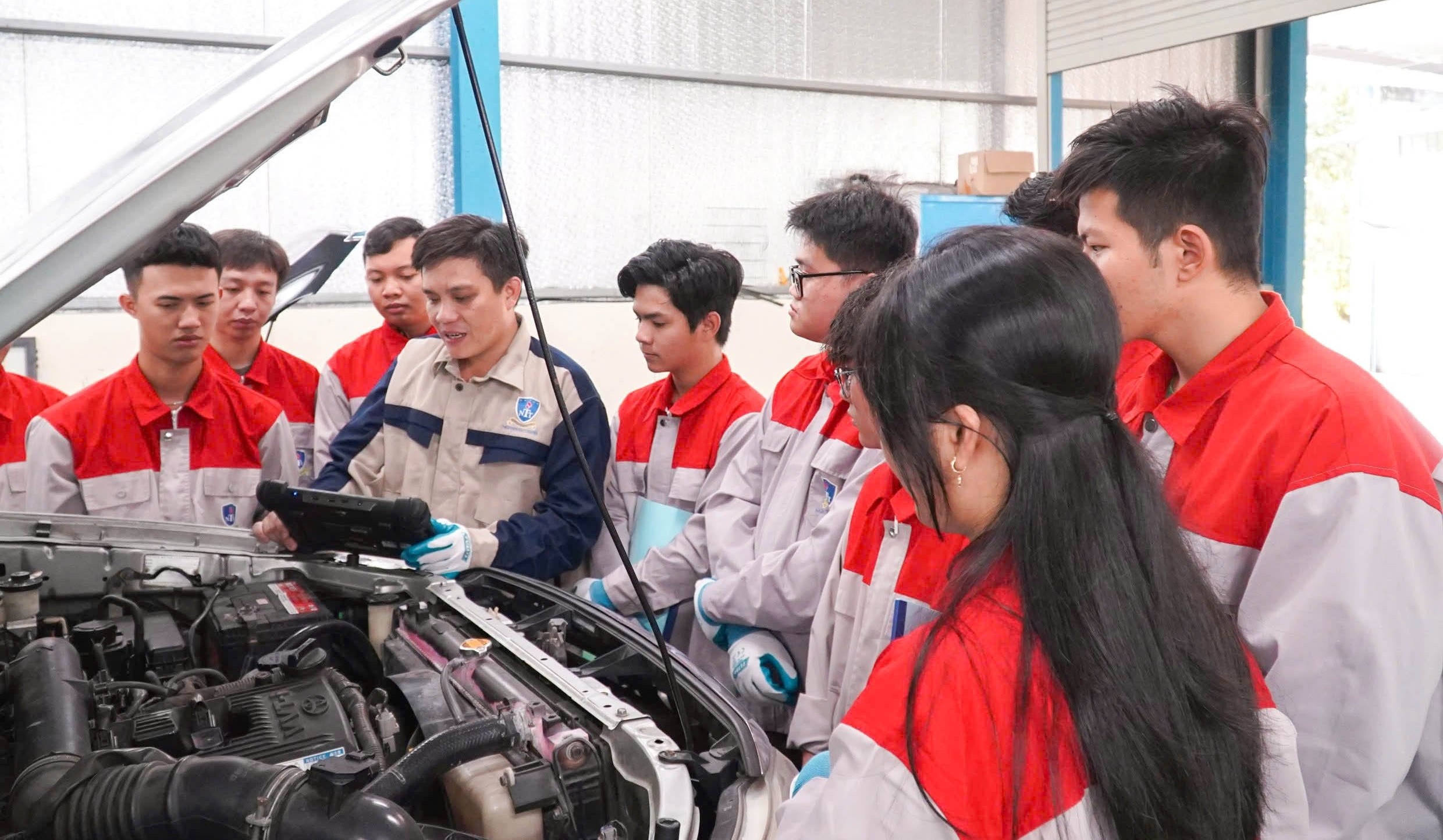 Chuyển đổi xe xăng sang xe điện, ng&agrave;nh kỹ thuật &ocirc; t&ocirc; c&oacute; sợ "hết thời"?- Ảnh 1.