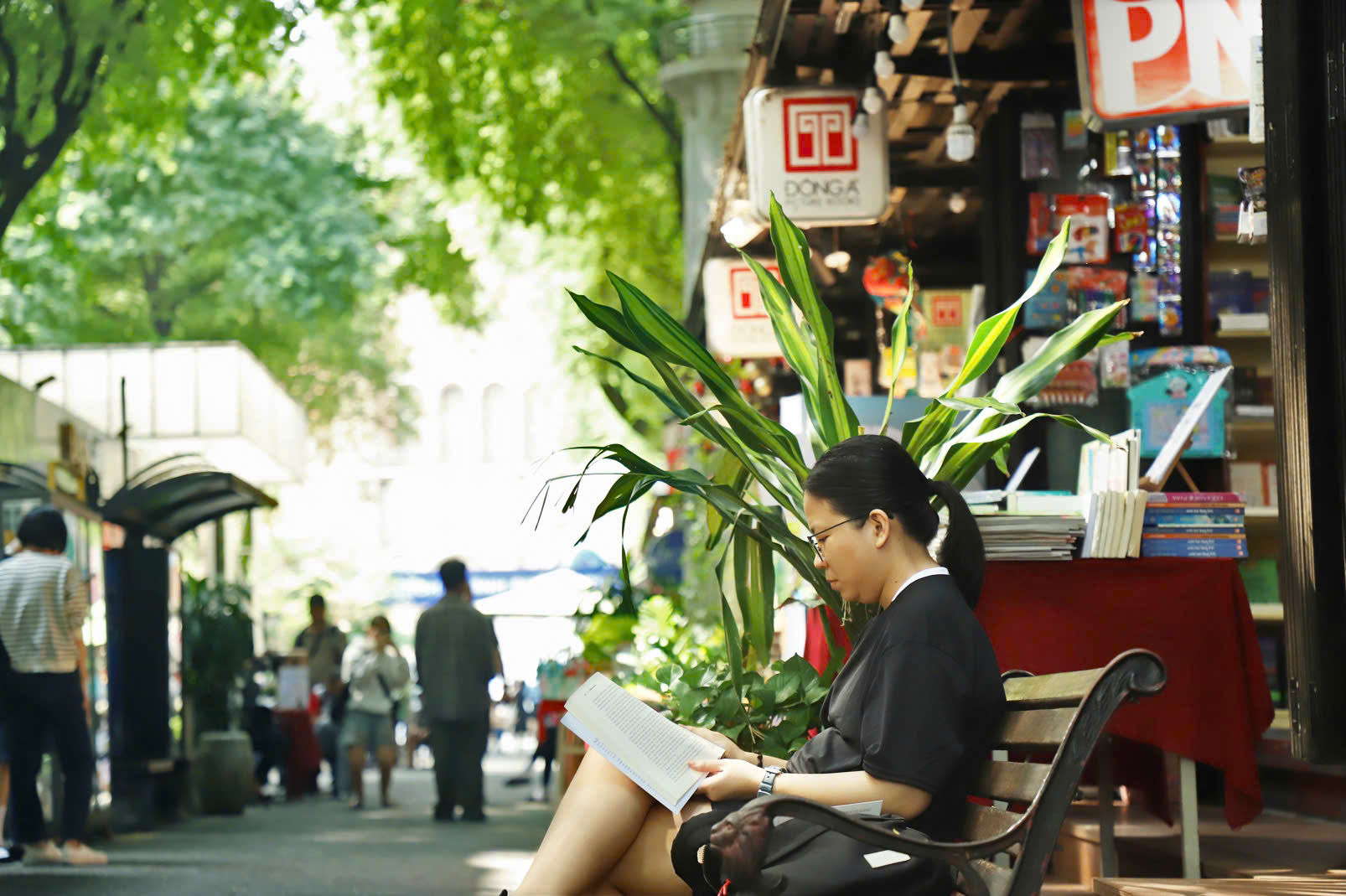 Đường sách TP HCM đạt doanh thu hơn 31 tỷ đồng nửa đầu năm 2025 - Ảnh 5.
