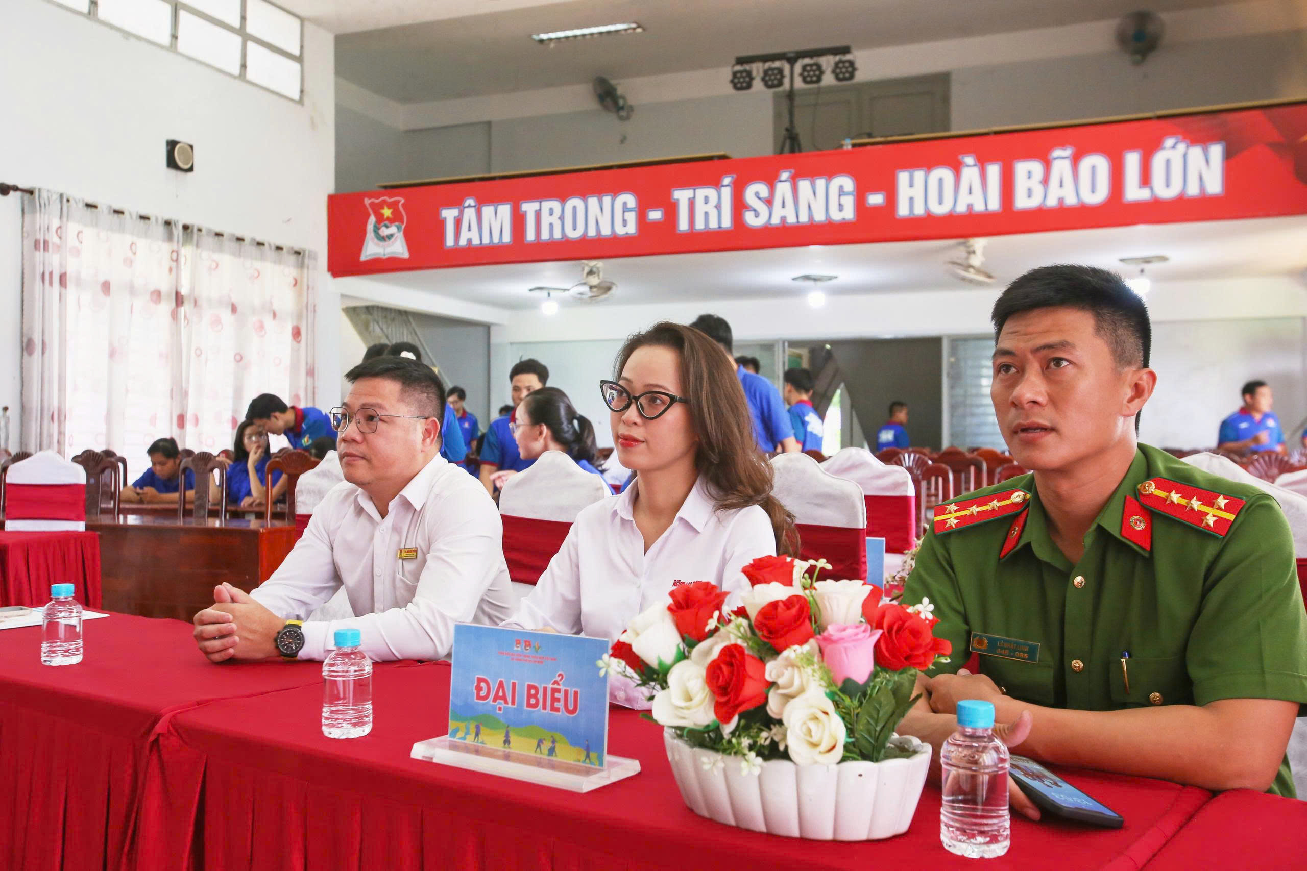 B&aacute;o Người Lao Động tặng 200 l&aacute; cờ Tổ quốc cho chiến dịch M&ugrave;a h&egrave; xanh tại Đồng Th&aacute;p - Ảnh 1.