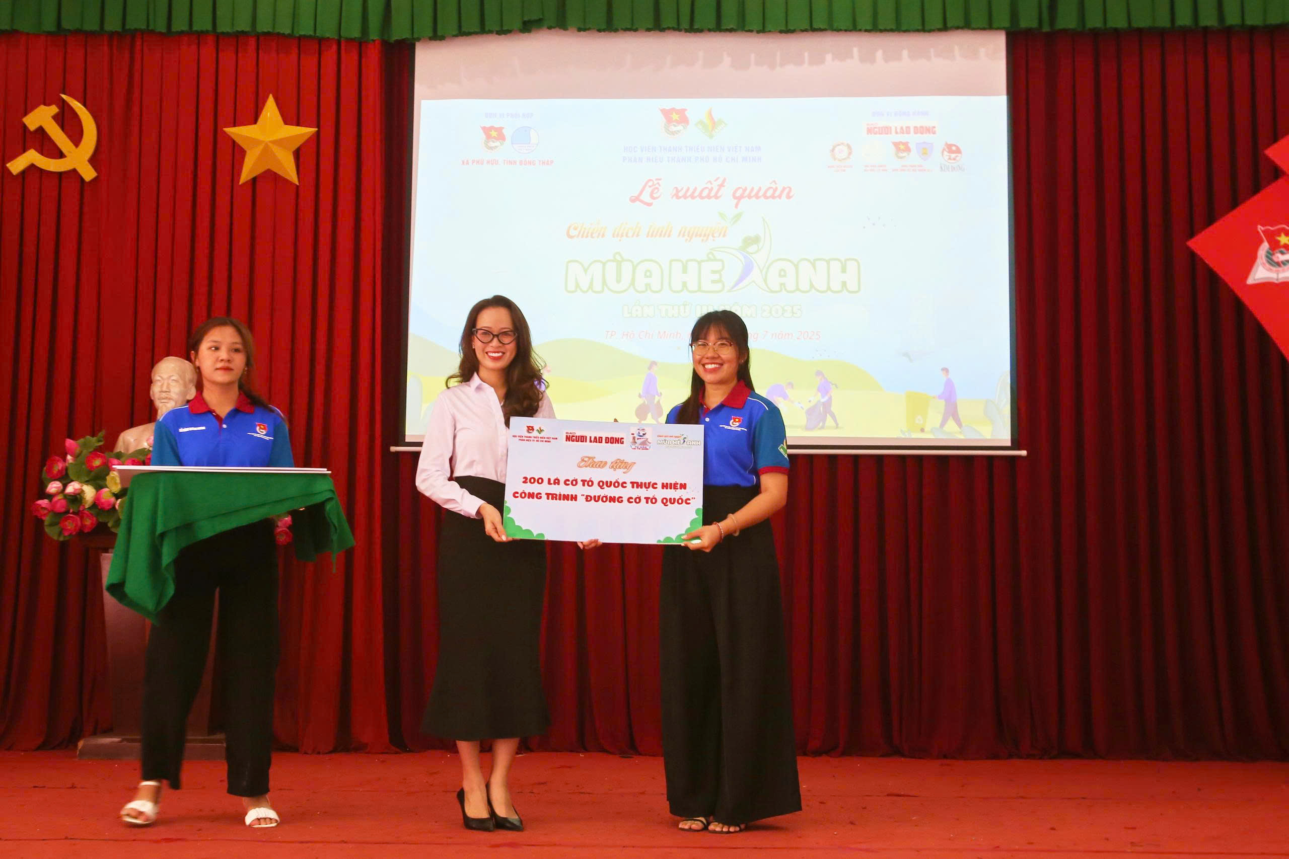 B&aacute;o Người Lao Động tặng 200 l&aacute; cờ Tổ quốc cho chiến dịch M&ugrave;a h&egrave; xanh tại Đồng Th&aacute;p - Ảnh 2.