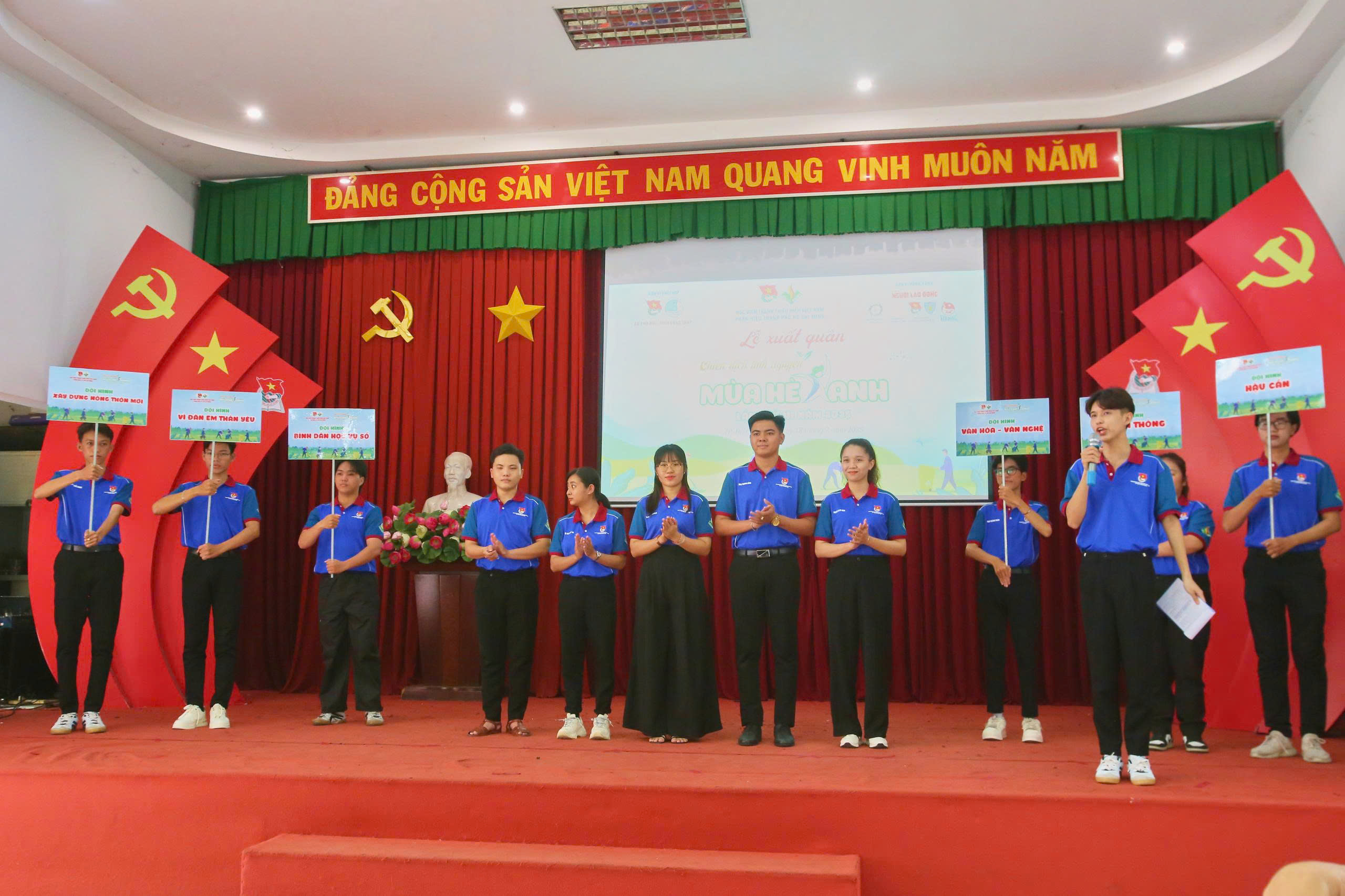 B&aacute;o Người Lao Động tặng 200 l&aacute; cờ Tổ quốc cho chiến dịch M&ugrave;a h&egrave; xanh tại Đồng Th&aacute;p - Ảnh 3.