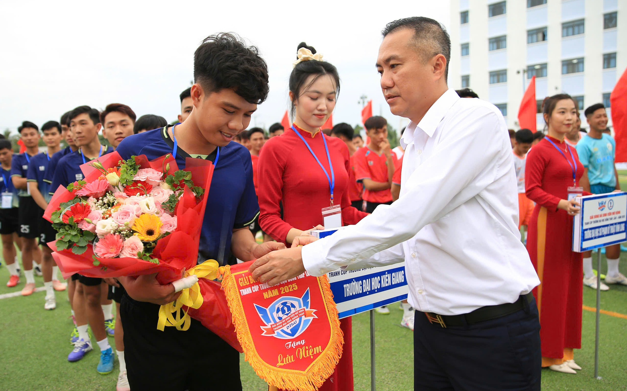 Trường Đại học Đồng Tháp thắng đậm ngày khai mạc Giải Sinh viên mở rộng