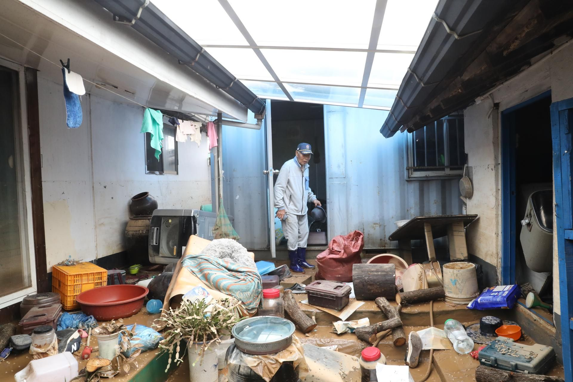 Hàn Quốc thiệt hại nặng vì mưa lũ - Ảnh 1.