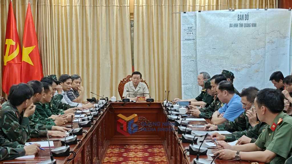 T&igrave;m kiếm nạn nh&acirc;n vụ t&agrave;u du lịch bị đắm tr&ecirc;n vịnh Hạ Long - Ảnh 3.