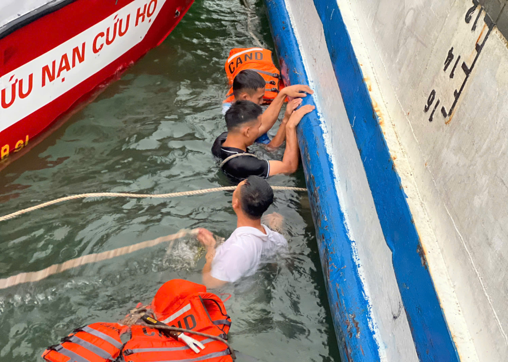 Vụ đắm t&agrave;u du lịch tr&ecirc;n vịnh Hạ Long: Cứu được 11 người, t&igrave;m thấy 28 thi thể nạn nh&acirc;n - Ảnh 4.