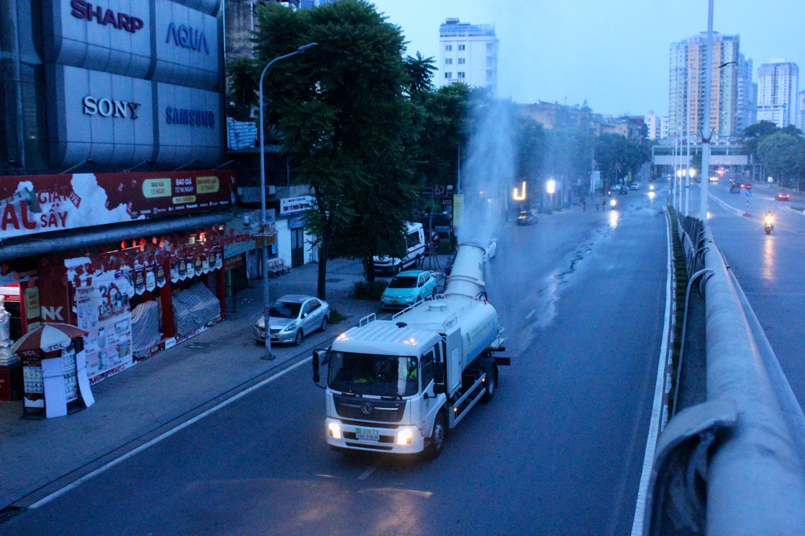 H&agrave; Nội triển khai "ph&aacute;o xa sương m&ugrave;" l&agrave;m sạch kh&ocirc;ng kh&iacute; đ&ocirc; thị- Ảnh 2.