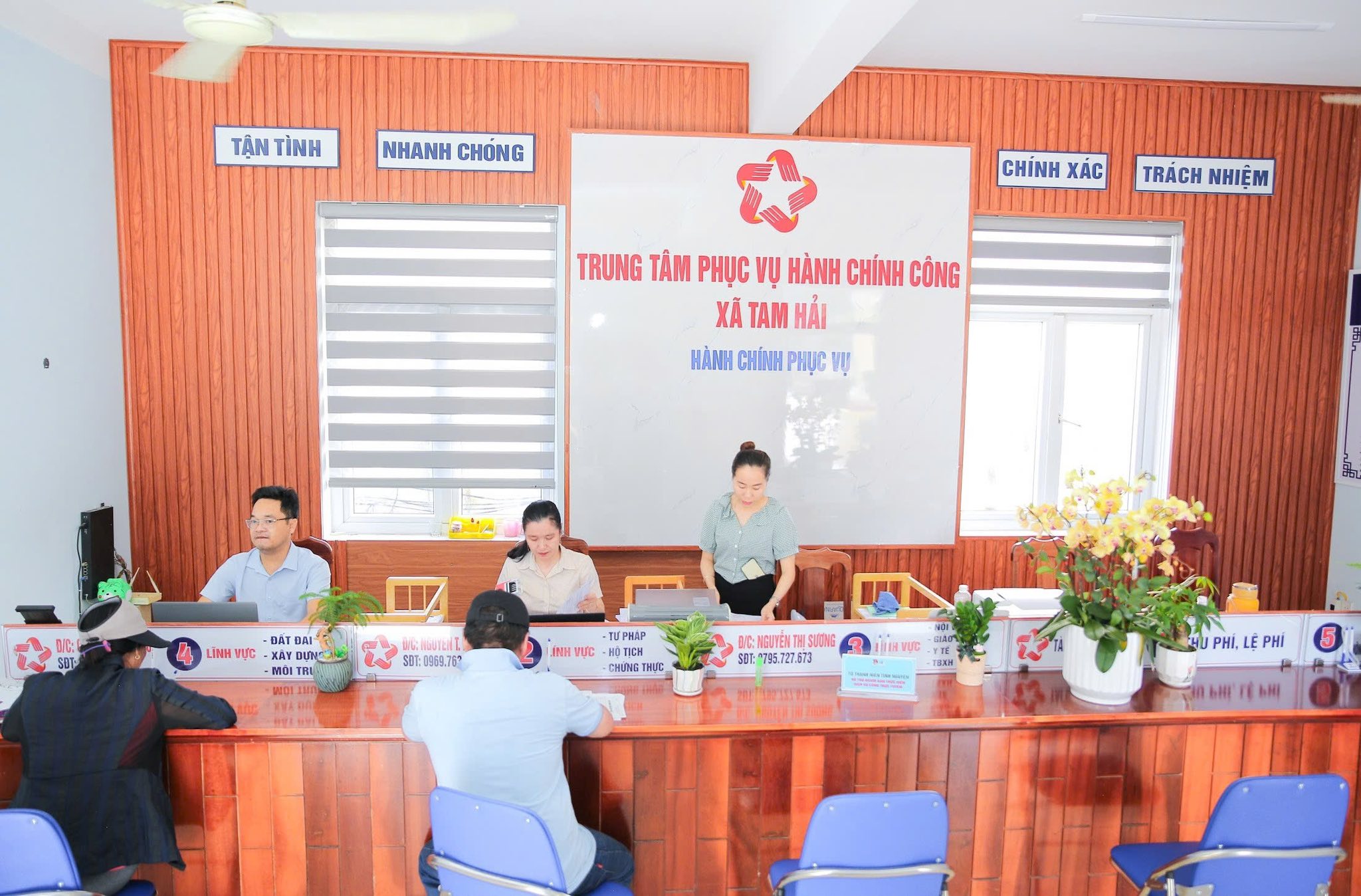 Chủ tịch xã ở Đà Nẵng: Dân gọi đường dây nóng không được thì gọi cho tôi- Ảnh 1.