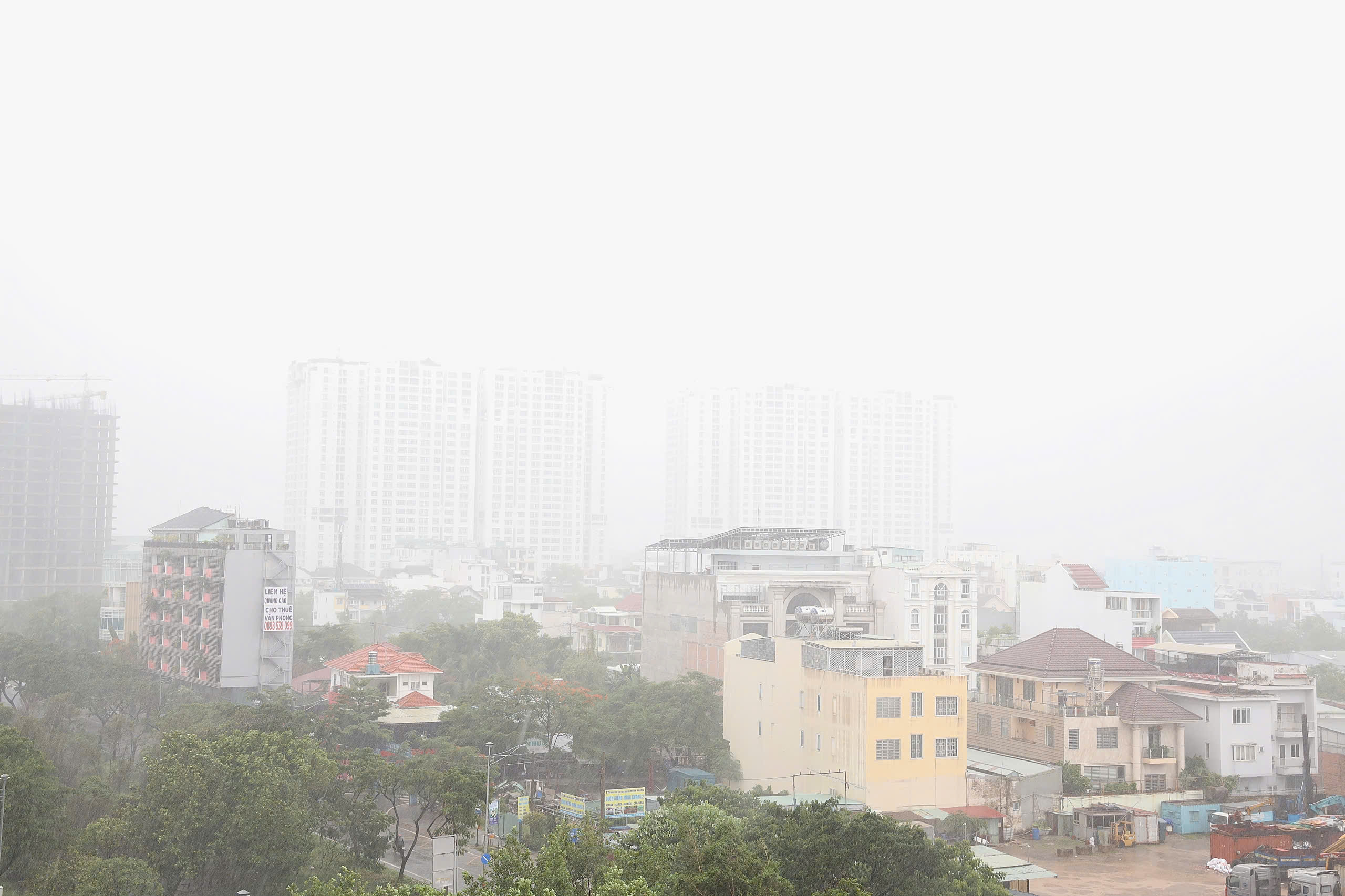 TP HCM mưa lớn kèm theo gió mạnh - Ảnh 1.