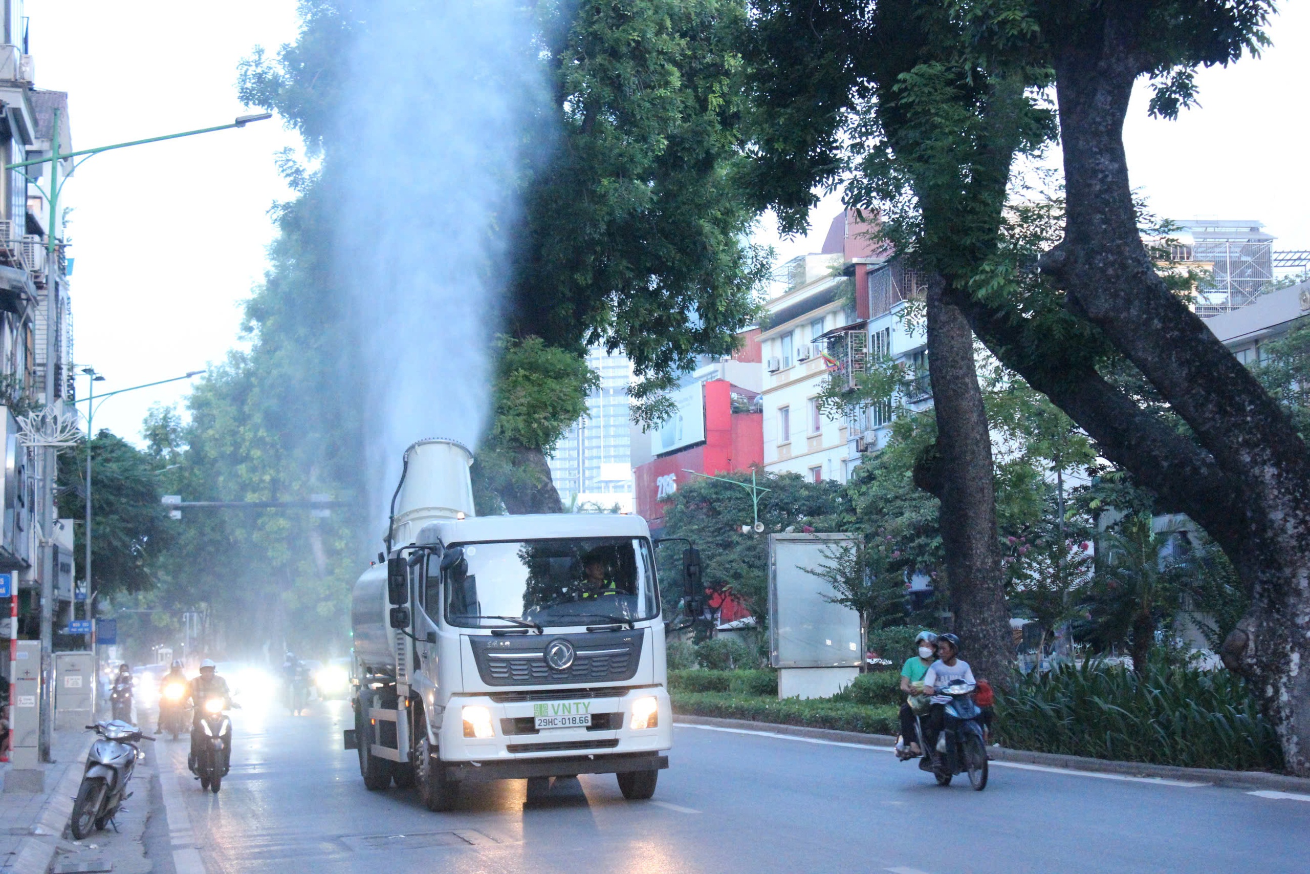 H&agrave; Nội triển khai "ph&aacute;o xa sương m&ugrave;" l&agrave;m sạch kh&ocirc;ng kh&iacute; đ&ocirc; thị- Ảnh 1.