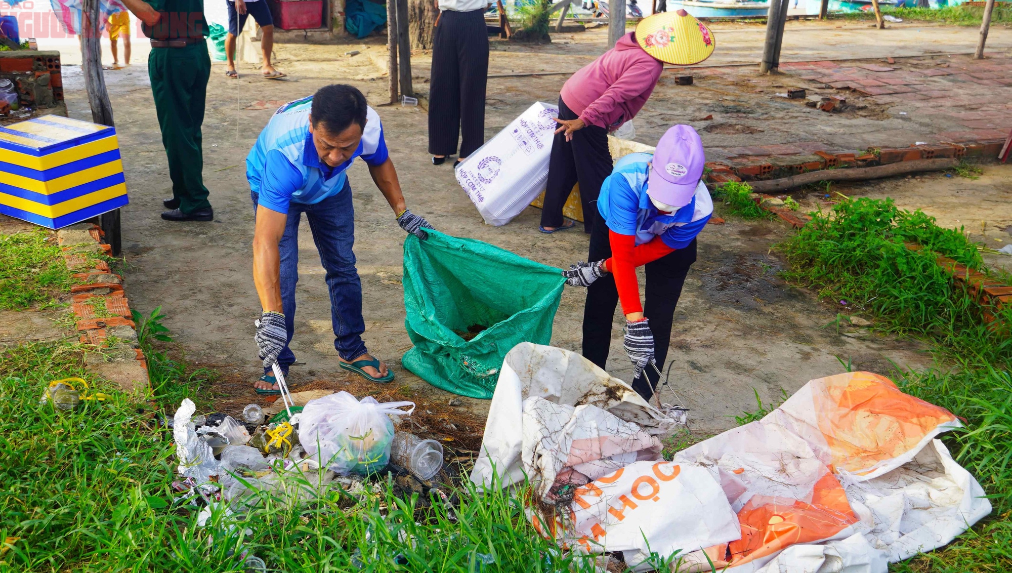 Hình ảnh "giải cứu" bãi biển nhếch nhác bởi chợ hải sản tự phát tại TP HCM- Ảnh 5.