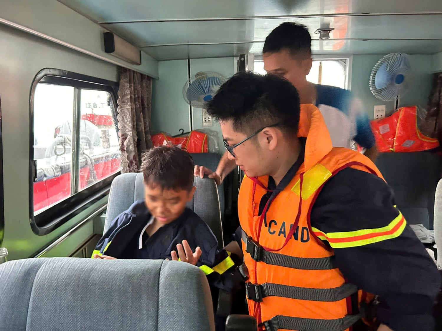 Vụ đắm t&agrave;u du lịch tr&ecirc;n vịnh Hạ Long: Cứu được 11 người, t&igrave;m thấy 28 thi thể nạn nh&acirc;n - Ảnh 2.