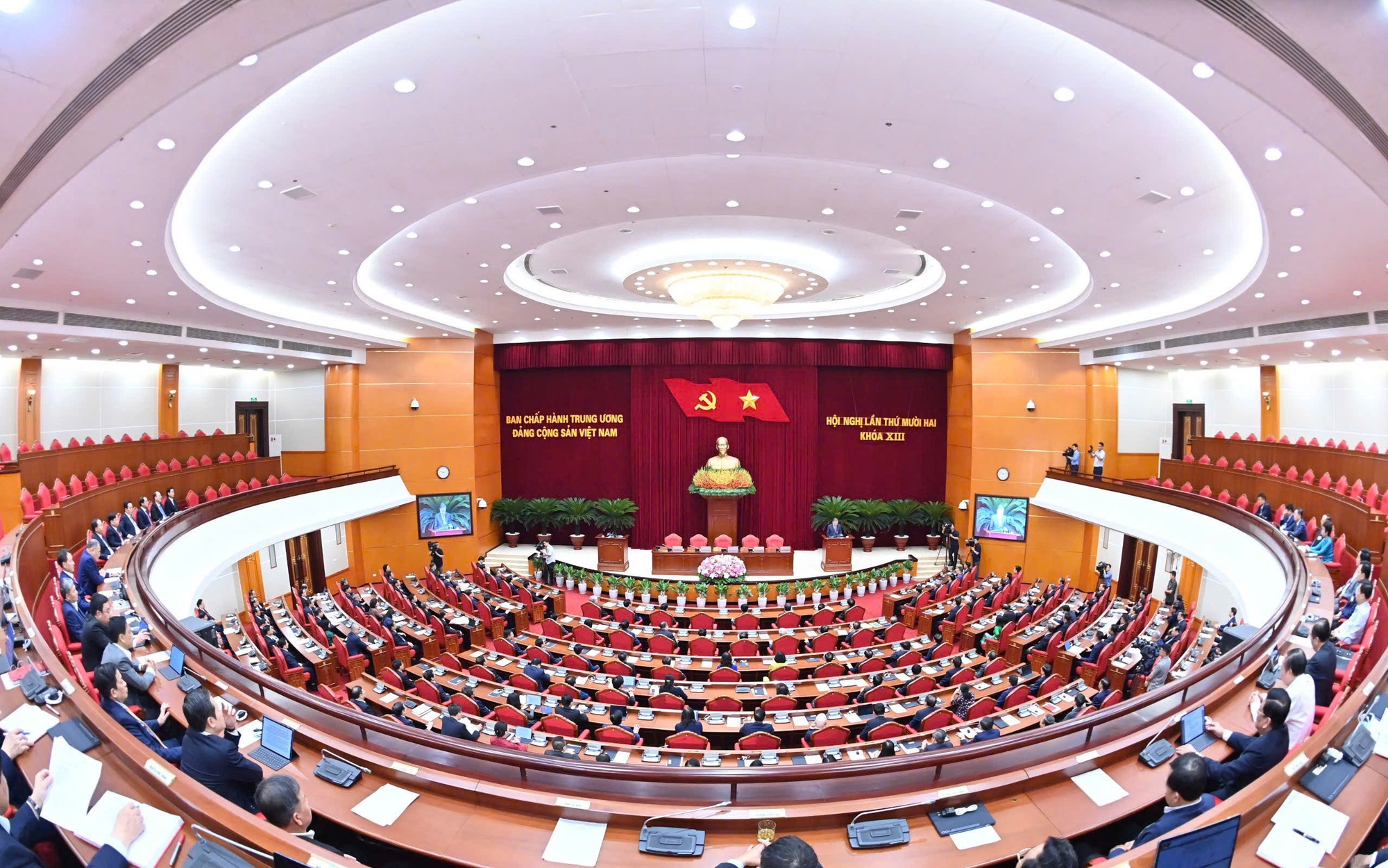 Thông báo kết quả Hội nghị lần thứ 12 Ban Chấp hành Trung ương Đảng