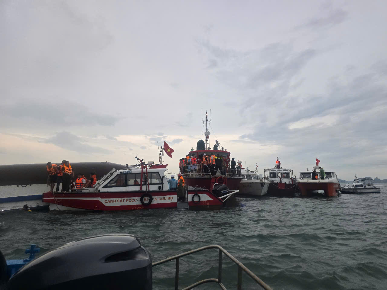 Vụ đắm t&agrave;u du lịch tr&ecirc;n vịnh Hạ Long: Cứu được 11 người, t&igrave;m thấy 28 thi thể nạn nh&acirc;n - Ảnh 9.