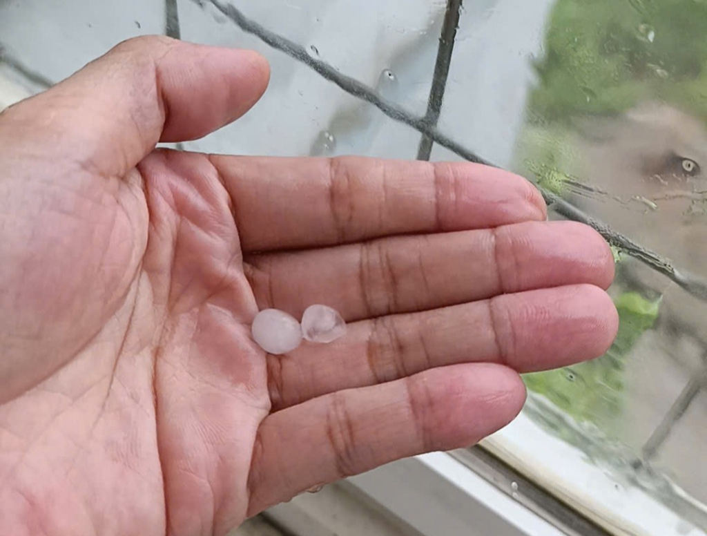 Quảng Ninh gió mạnh, mưa đá do bão Wipha gây ảnh hưởng lớn đến đời sống - Ảnh 1.