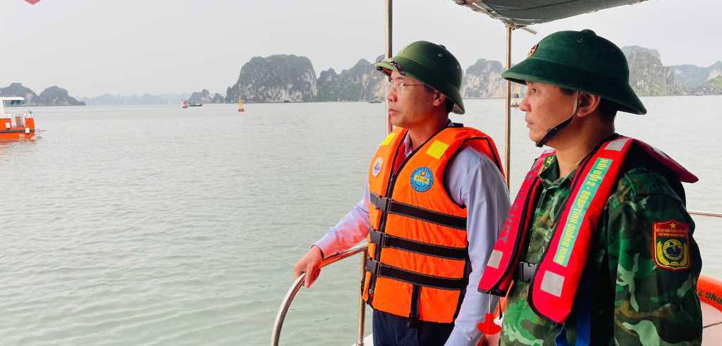 Th&ocirc;ng tin vụ đắm t&agrave;u du lịch tr&ecirc;n Vịnh Hạ Long: Cứu hộ khẩn cấp 48 người - Ảnh 1.
