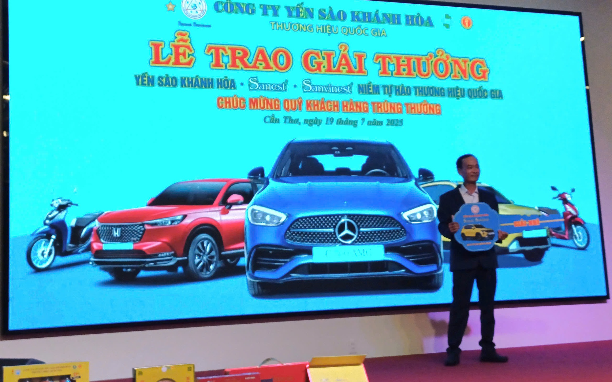 Người đàn ông ở Cà Mau nhận thưởng lớn từ Yến sào Khánh Hòa
