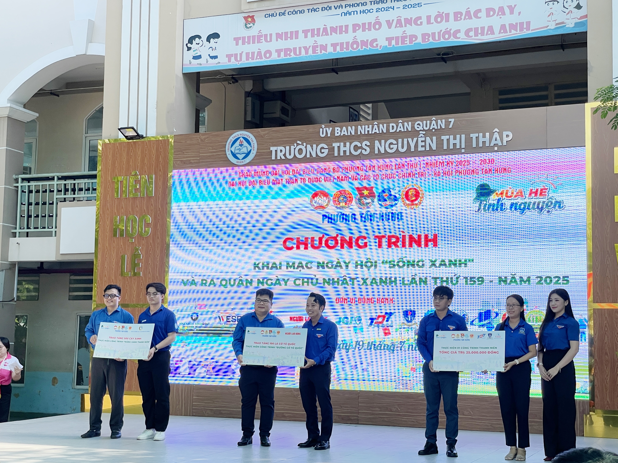 Chương tr&igrave;nh "Tự h&agrave;o cờ Tổ quốc" đồng h&agrave;nh c&ugrave;ng Ng&agrave;y chủ nhật xanh - Ảnh 1.