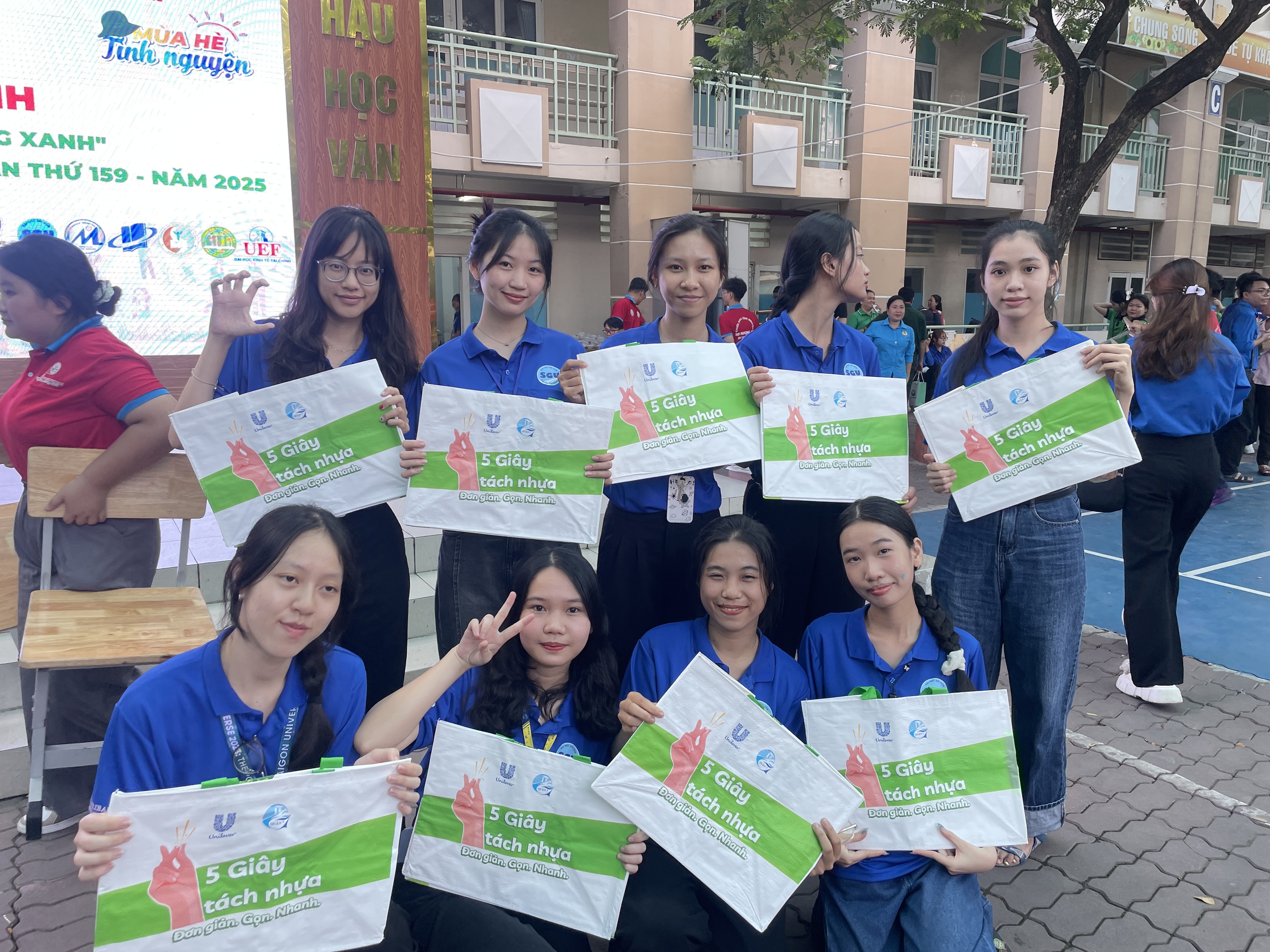 Chương tr&igrave;nh "Tự h&agrave;o cờ Tổ quốc" đồng h&agrave;nh c&ugrave;ng Ng&agrave;y chủ nhật xanh - Ảnh 2.