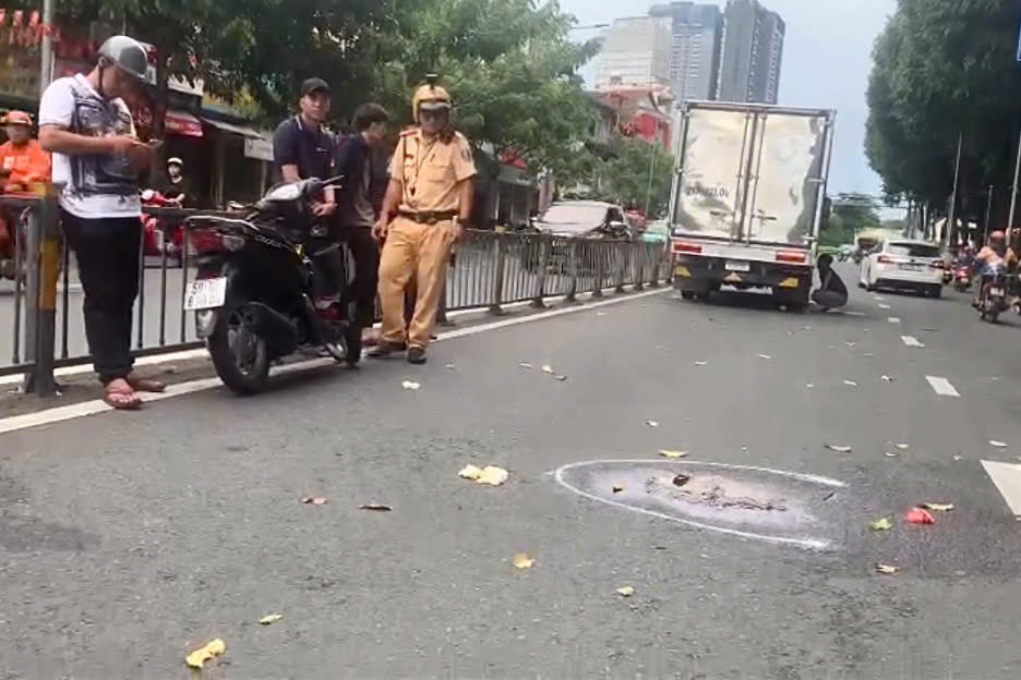 Tai nạn giao th&ocirc;ng nghi&ecirc;m trọng ở phường Vườn L&agrave;i, TP HCM khiến c&ocirc; g&aacute;i tử vong - Ảnh 1.