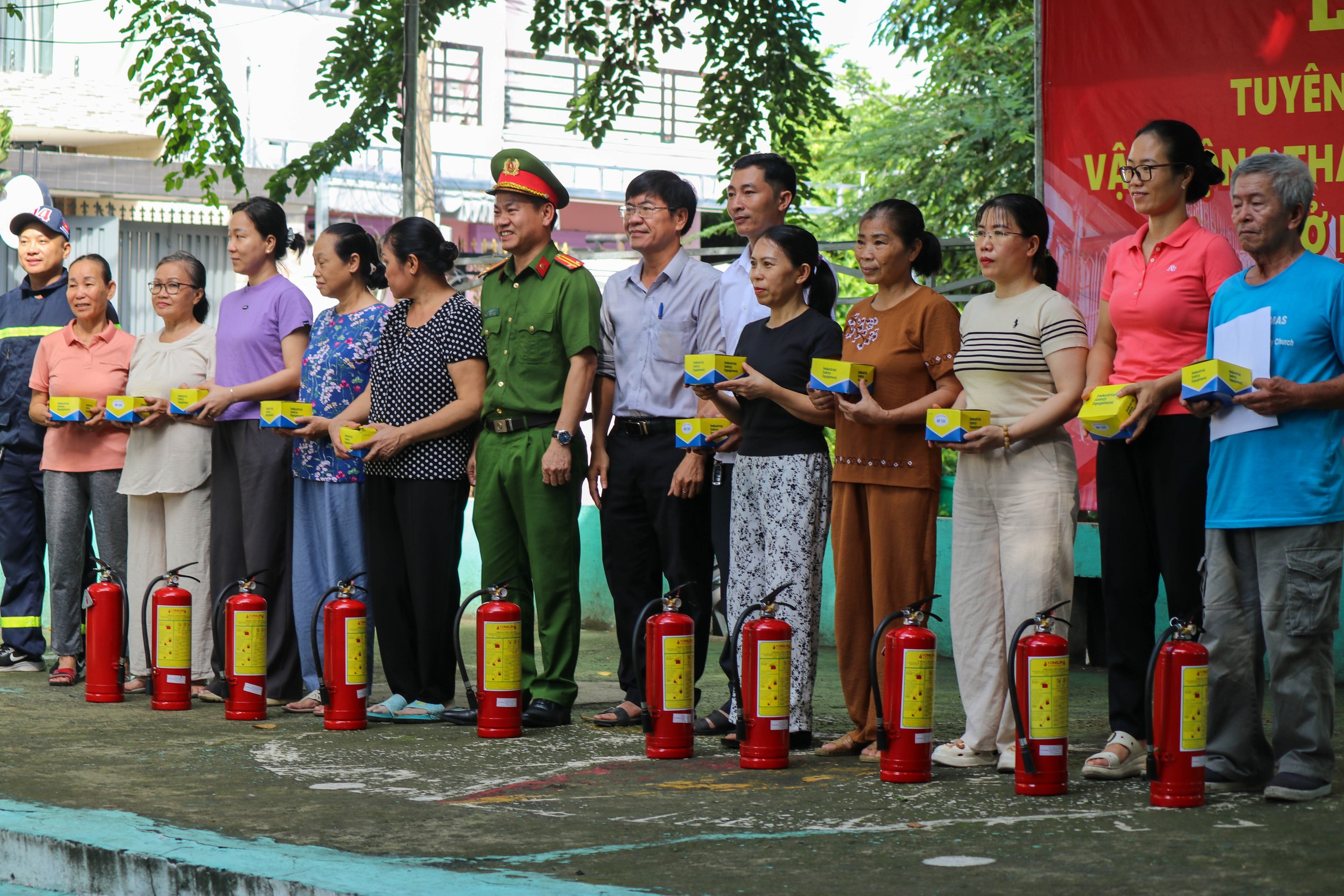 TP HCM: Ra quân tháo “chuồng cọp”, mở lối thoát chung cư - Ảnh 5.