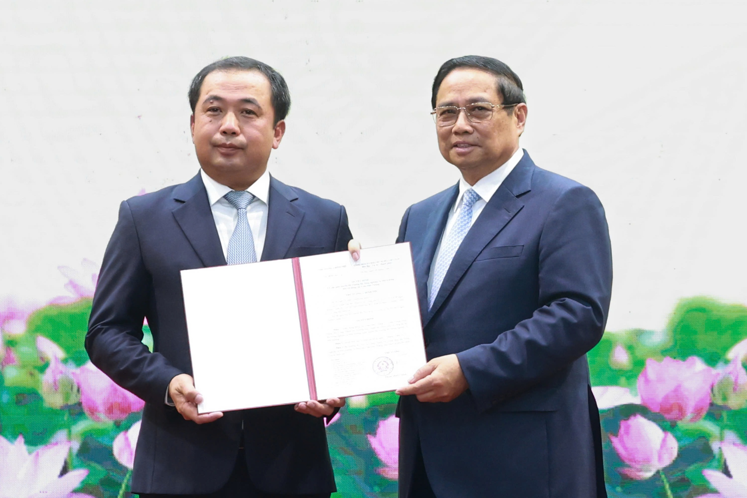 Thủ tướng Phạm Minh Chính trao Quyết định giao quyền Bộ trưởng Bộ Nông nghiệp và Môi trường- Ảnh 1.