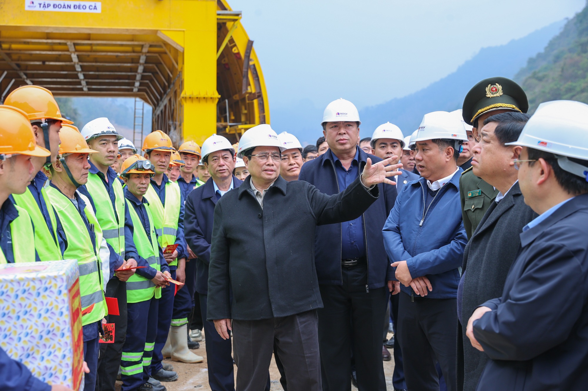 Tập đoàn Đèo Cả khẳng định cuối năm 2025 sẽ thông tuyến cao tốc Đồng Đăng - Trà Lĩnh- Ảnh 2.