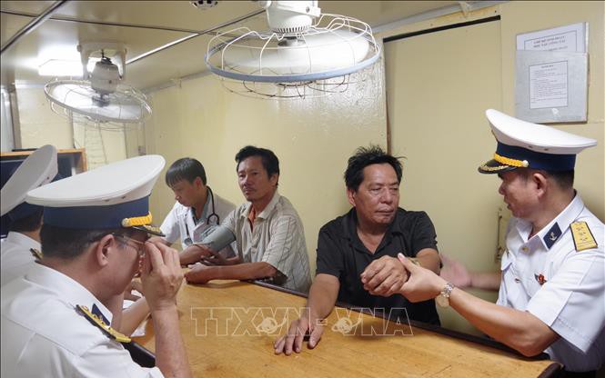 Tàu Hải quân đưa ngư dân bệnh nặng từ Trường Sa về TP HCM an toàn