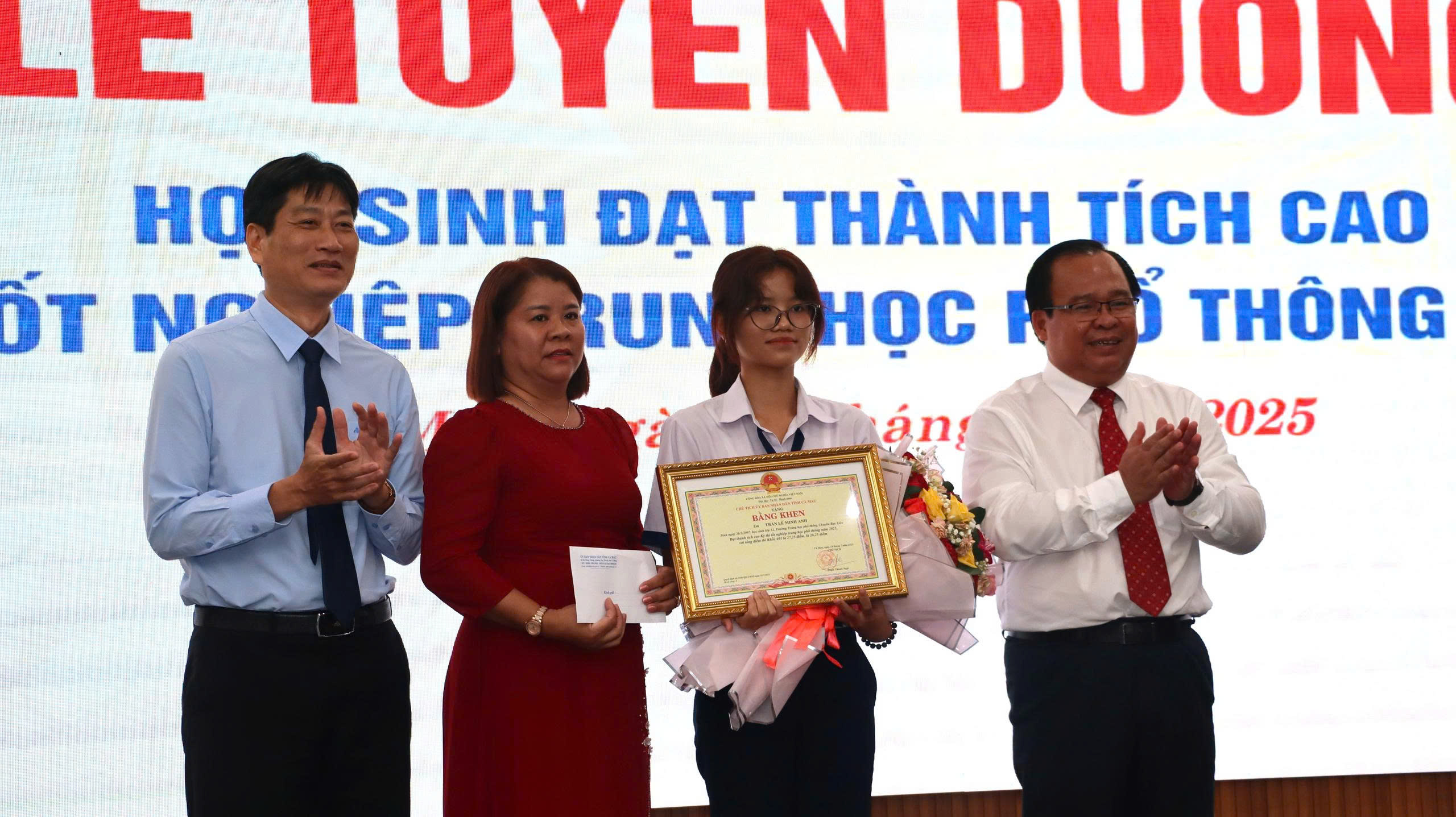 C&agrave; Mau tuy&ecirc;n dương 32 học sinh c&oacute; th&agrave;nh t&iacute;ch cao trong kỳ thi tốt nghiệp THPT - Ảnh 1.