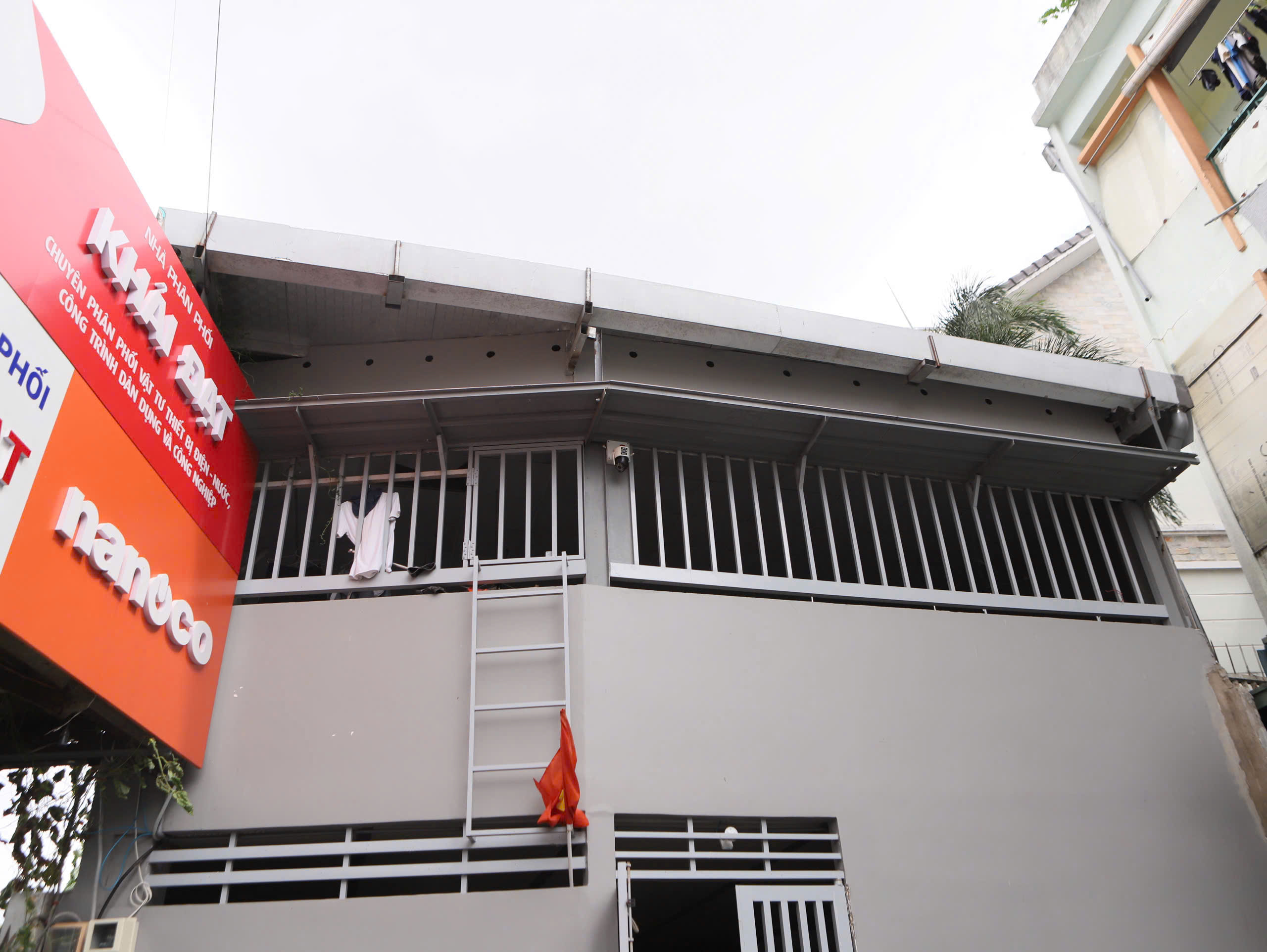 TP HCM: Ra quân tháo “chuồng cọp”, mở lối thoát chung cư - Ảnh 9.