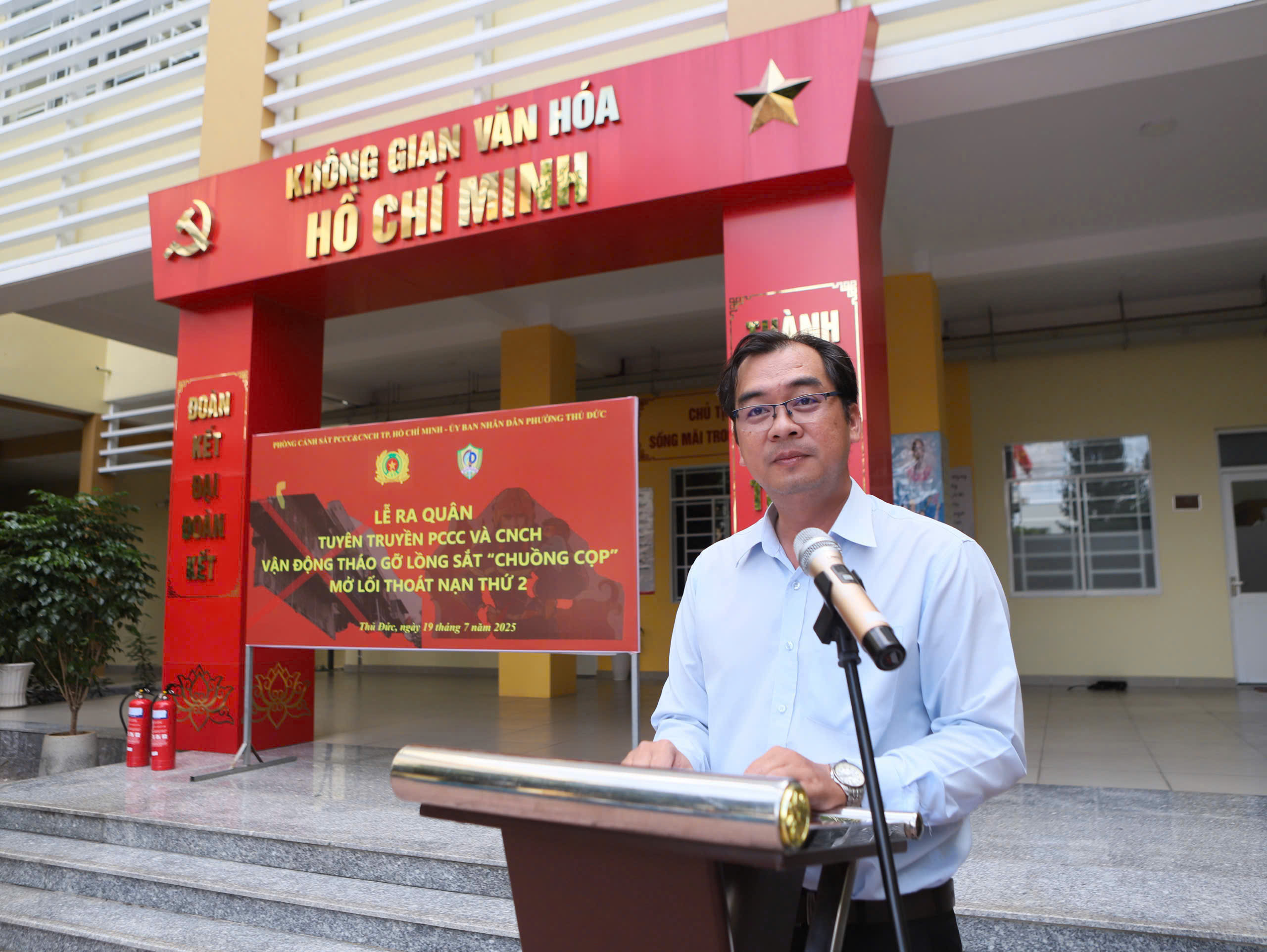 TP HCM: Ra quân tháo “chuồng cọp”, mở lối thoát chung cư - Ảnh 12.