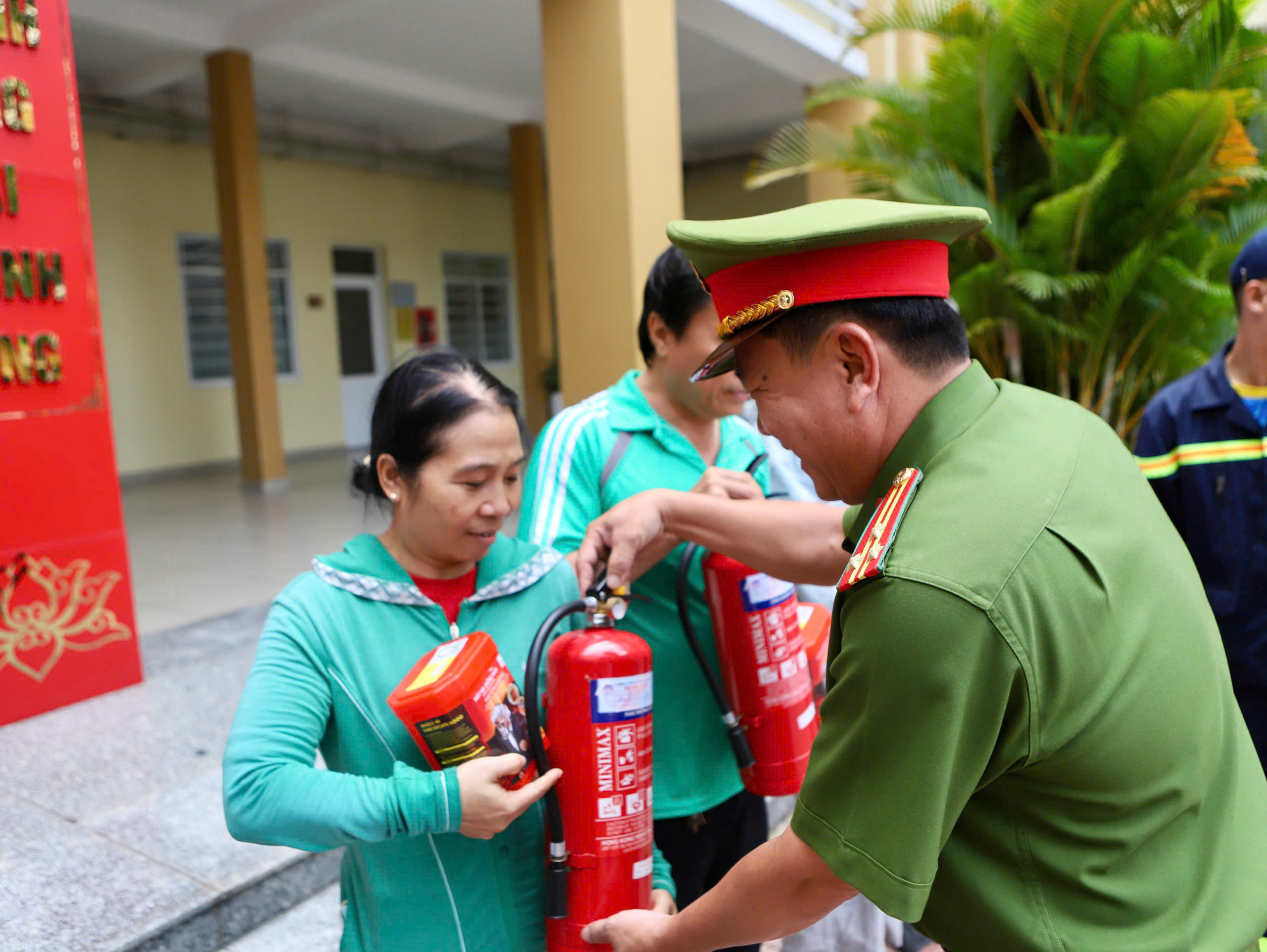 TP HCM: Ra quân tháo “chuồng cọp”, mở lối thoát chung cư - Ảnh 10.