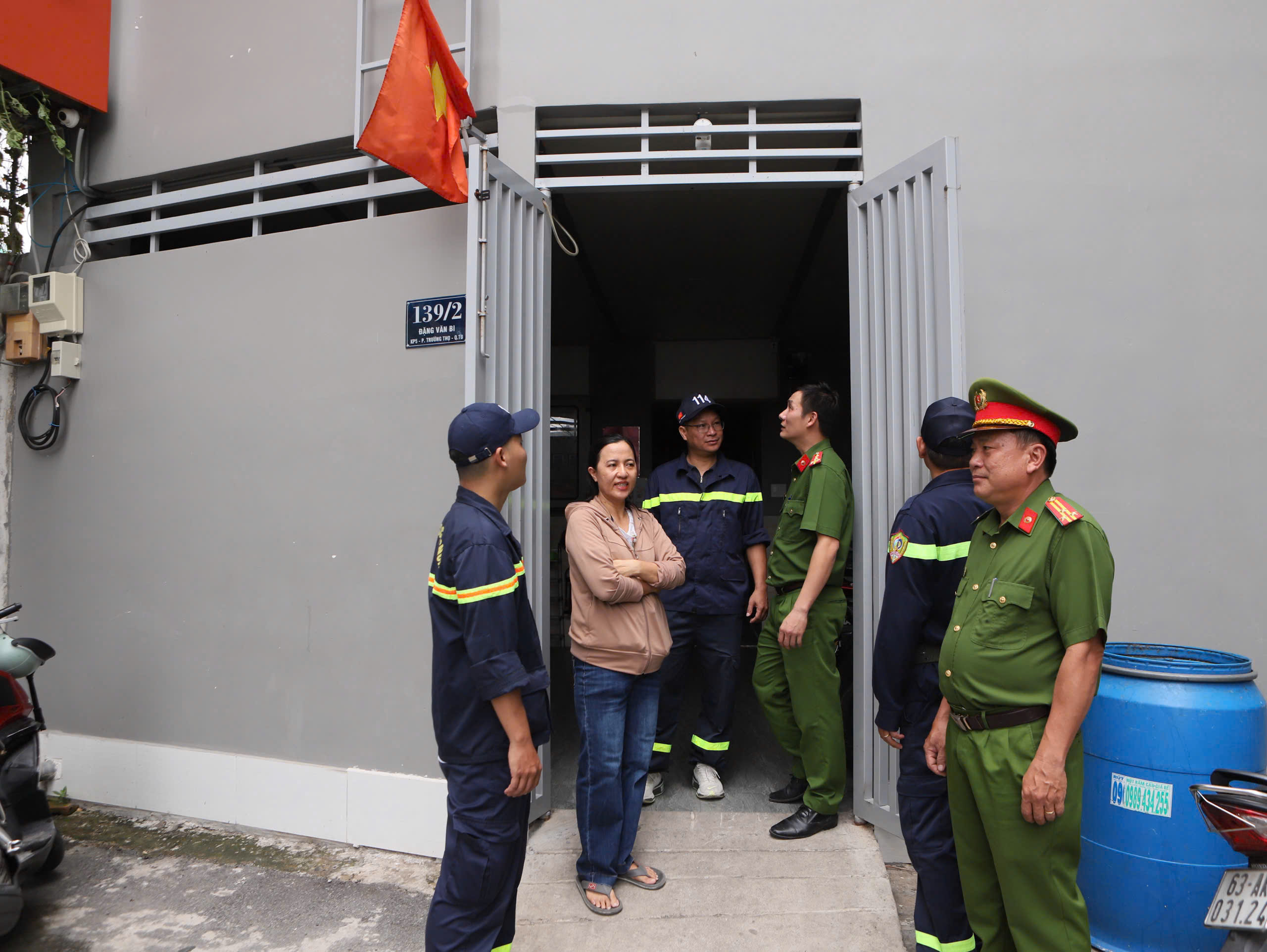 TP HCM: Ra quân tháo “chuồng cọp”, mở lối thoát chung cư - Ảnh 11.
