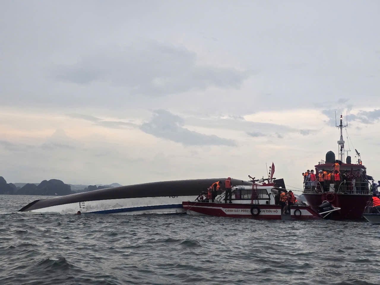 Vụ đắm t&agrave;u du lịch tr&ecirc;n vịnh Hạ Long: Cứu được 11 người, t&igrave;m thấy 28 thi thể nạn nh&acirc;n - Ảnh 3.