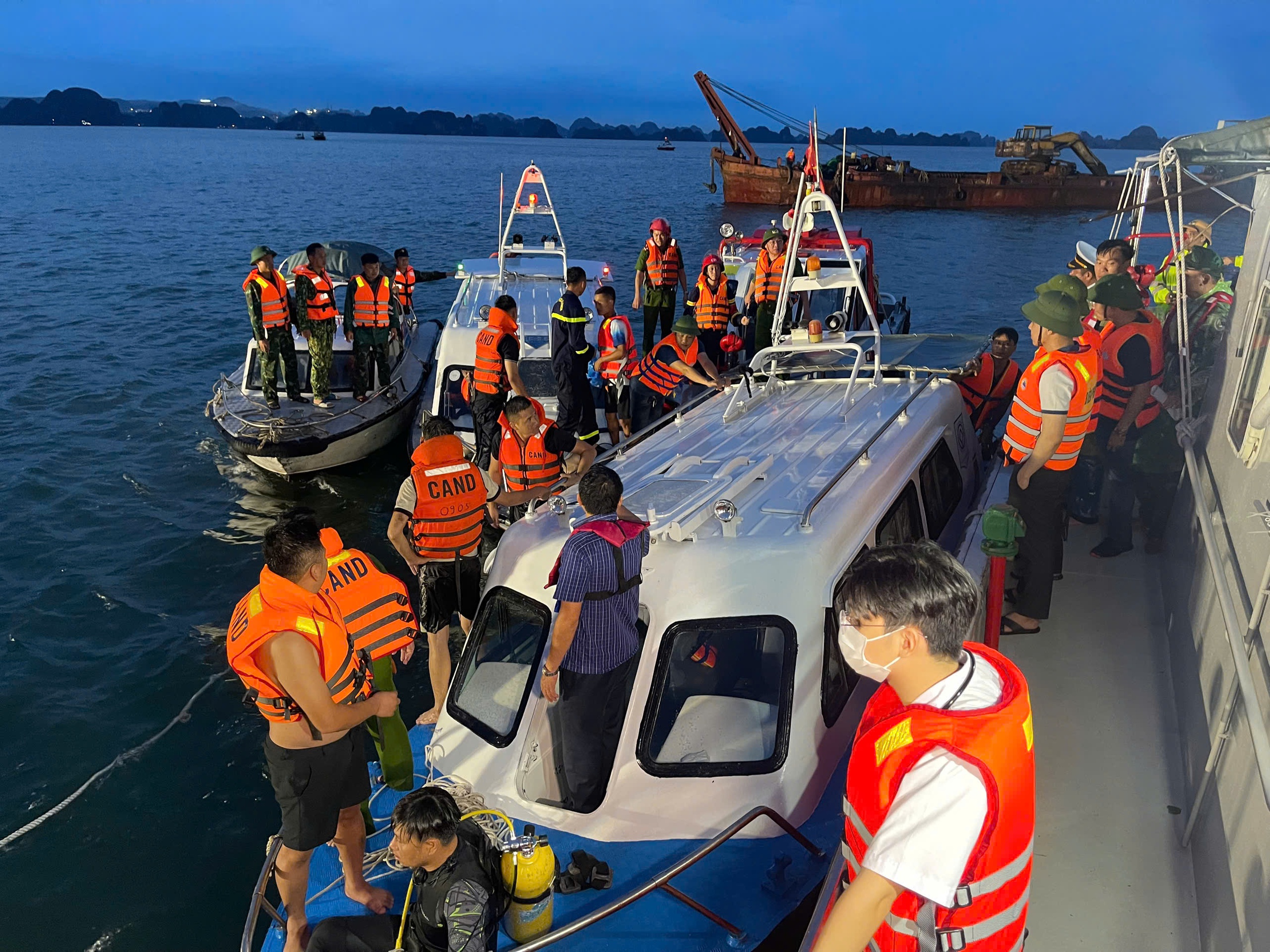T&igrave;m kiếm nạn nh&acirc;n vụ t&agrave;u du lịch bị đắm tr&ecirc;n vịnh Hạ Long - Ảnh 2.