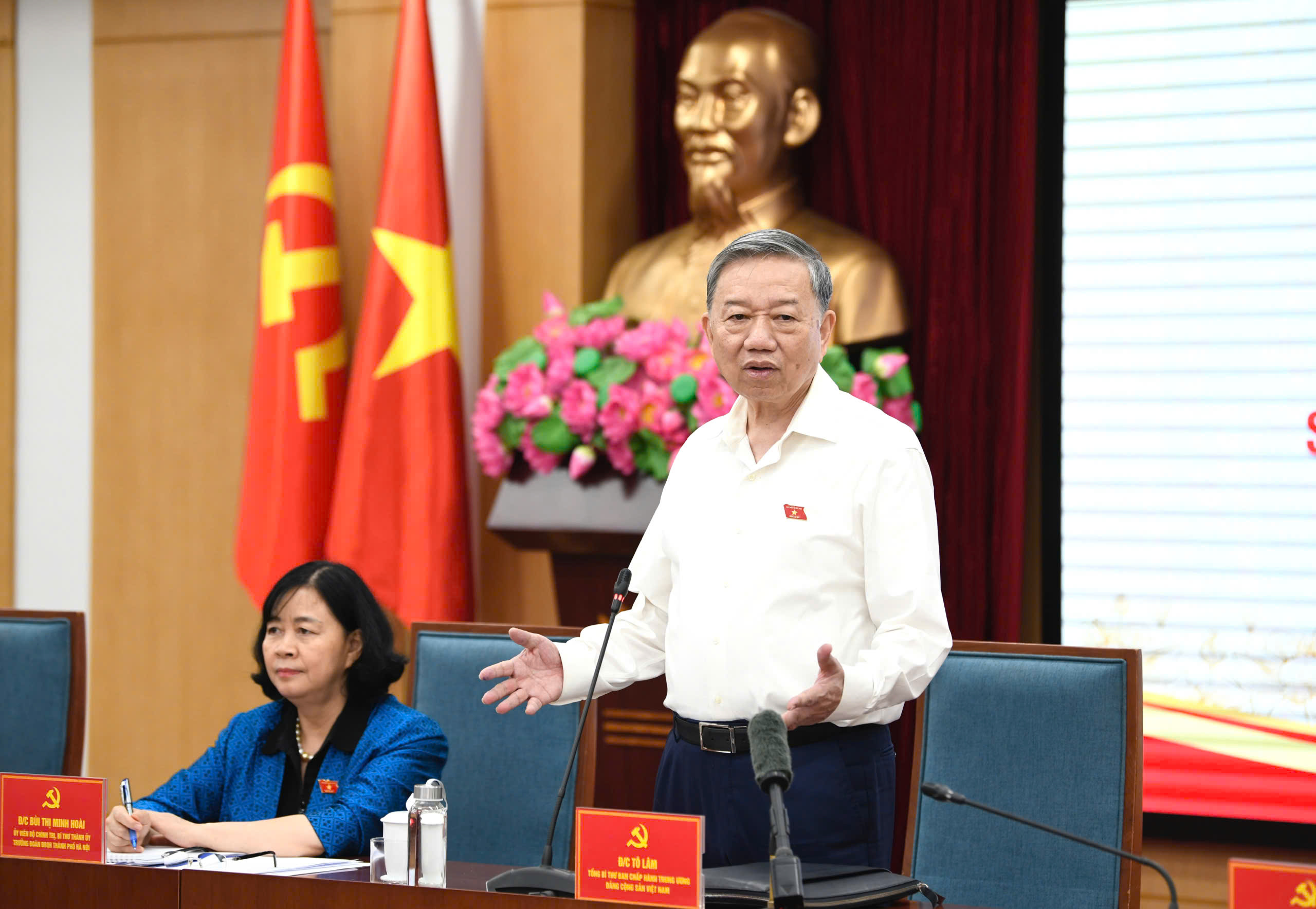 Tổng B&iacute; thư: Tuy&ecirc;n chiến với h&agrave;ng giả - Ảnh 1.