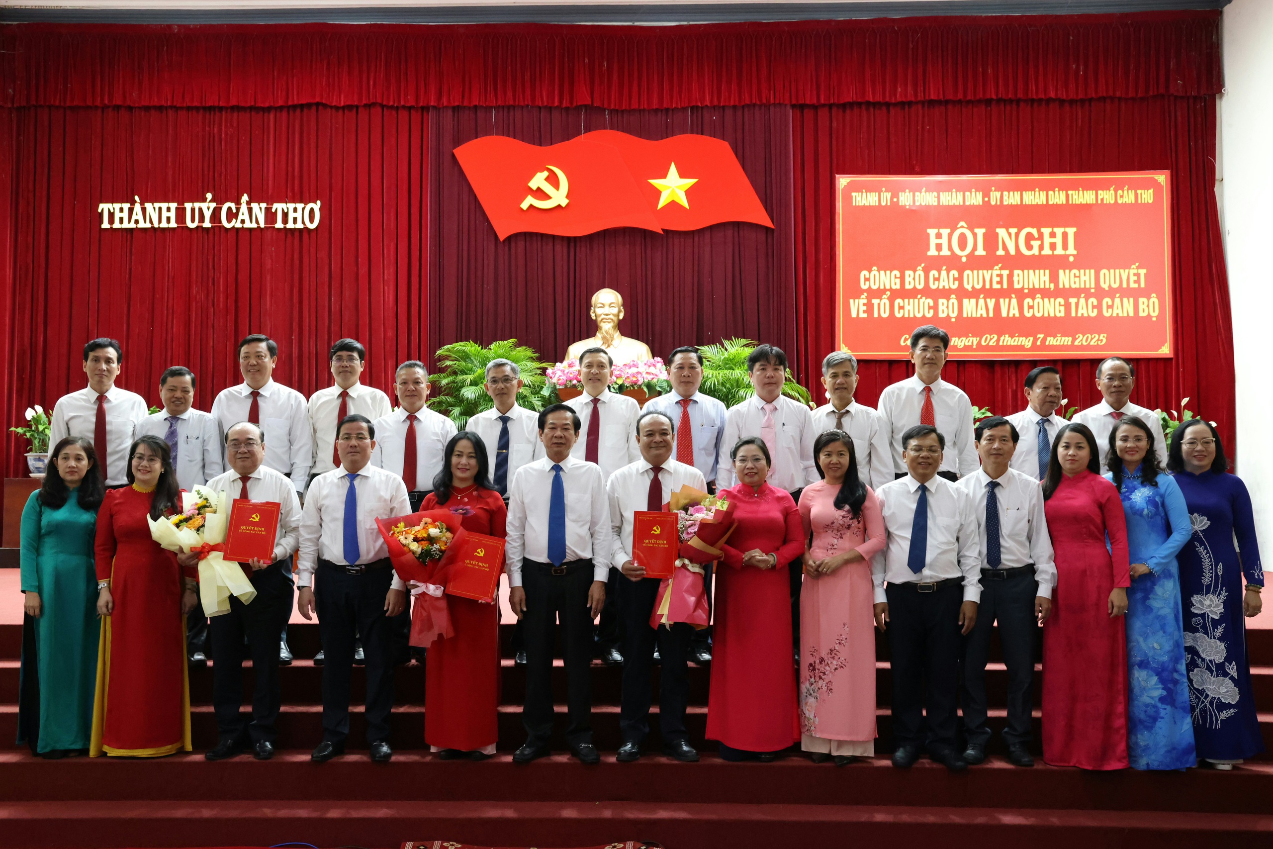 Bổ nhiệm 171 cán bộ cấp trưởng, cấp phó tại TP Cần Thơ - Ảnh 2.