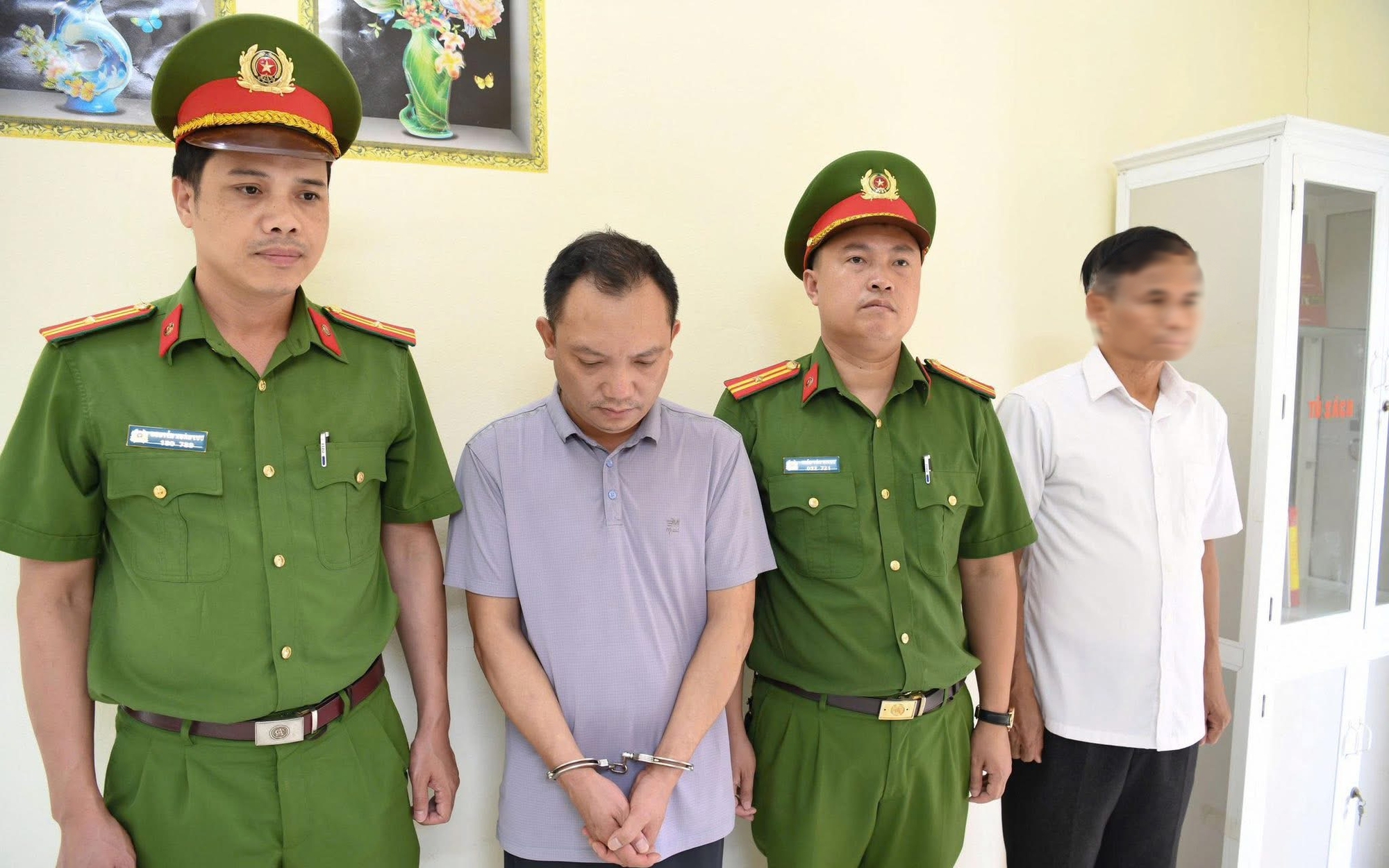 Bắt một giám đốc công ty sản xuất mỹ phẩm giả