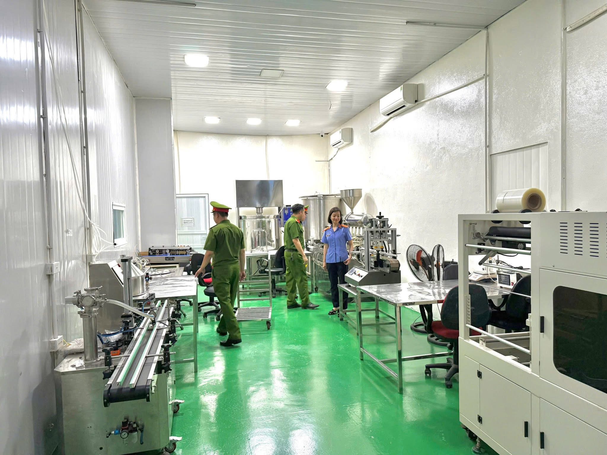 Bắt tạm giam giám đốc công ty sản xuất mỹ phẩm giả - Ảnh 2.