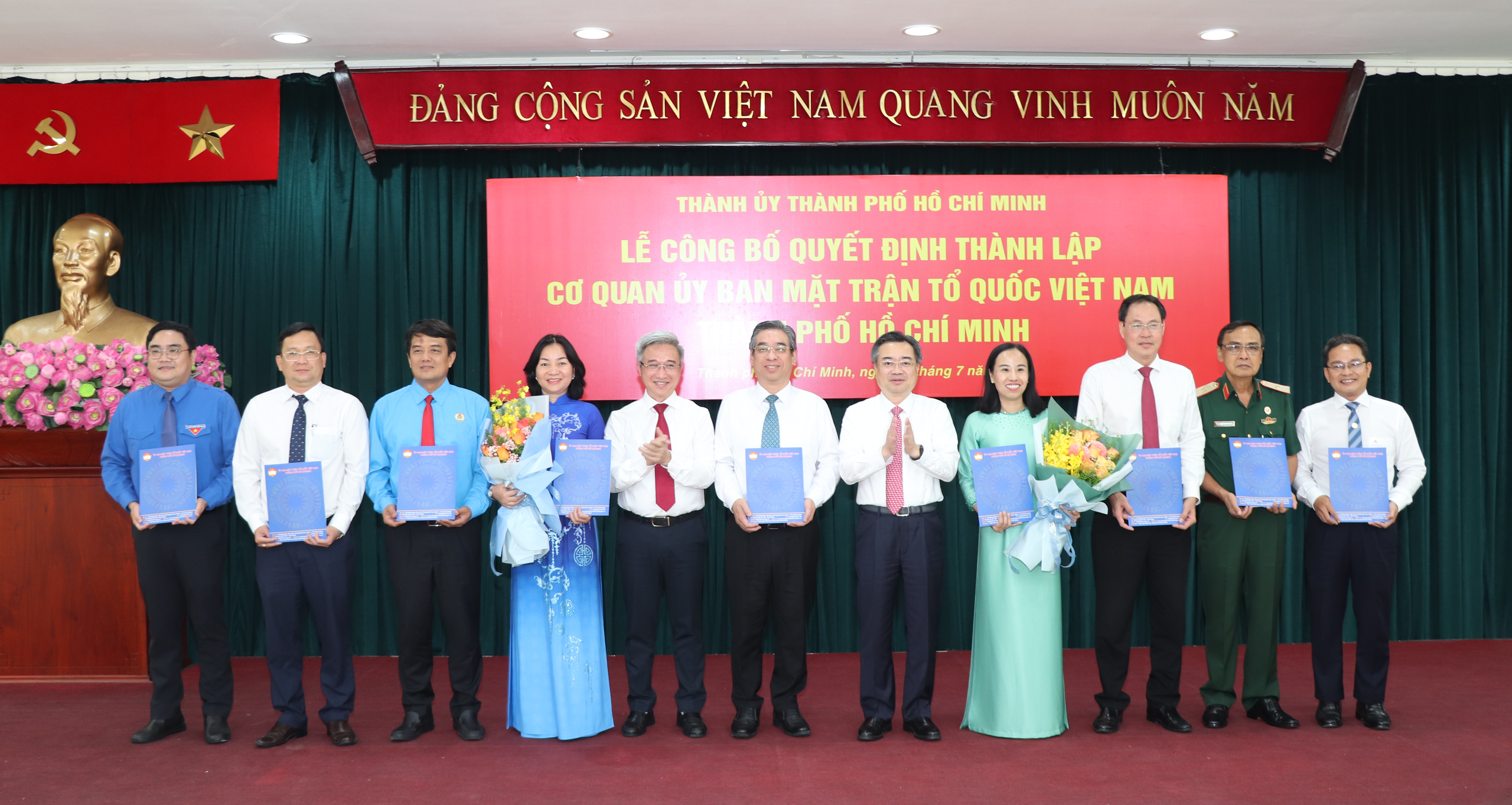 C&ocirc;ng bố Chủ tịch v&agrave; c&aacute;c Ph&oacute; Chủ tịch Ủy ban MTTQ TP HCM - Ảnh 1.