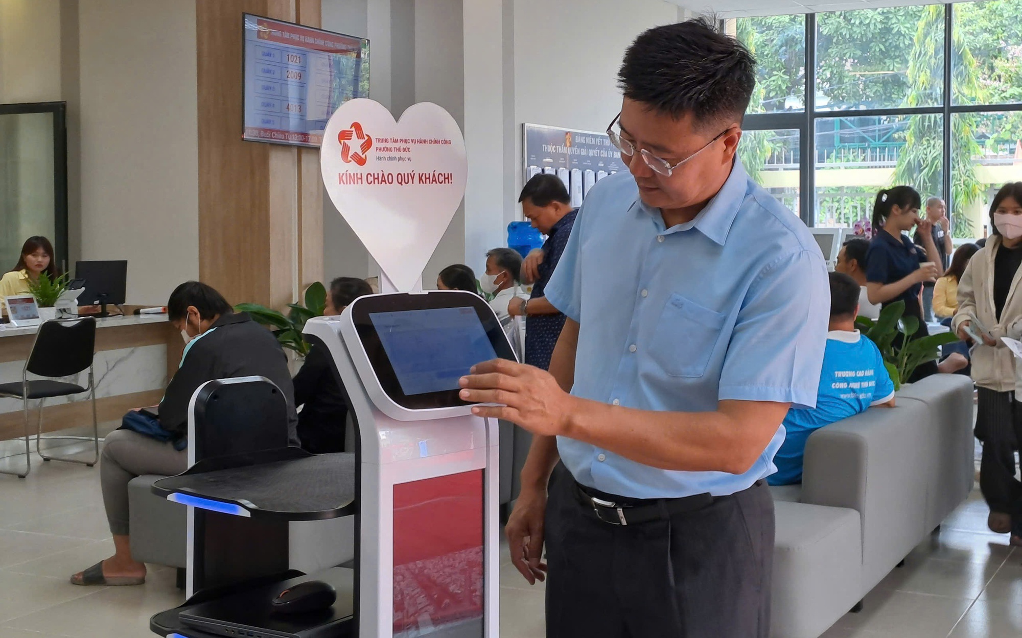 Lãnh đạo TP HCM khen phường Thủ Đức đưa robot vào phục vụ người dân- Ảnh 2.
