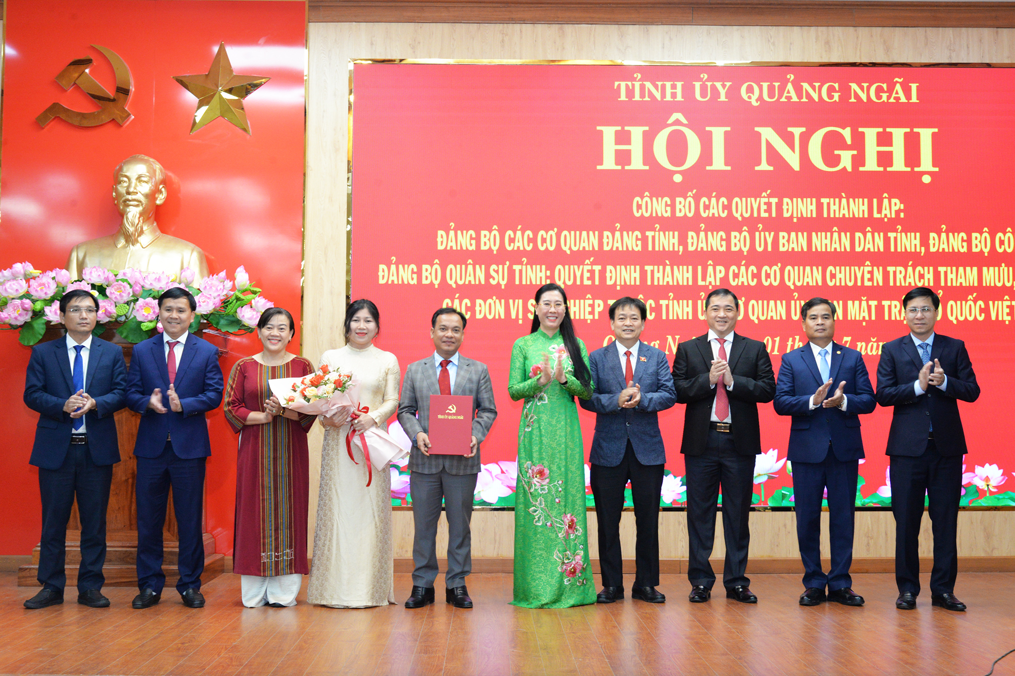C&ocirc;ng bố h&agrave;ng loạt l&atilde;nh đạo chủ chốt ở Quảng Ng&atilde;i- Ảnh 2.